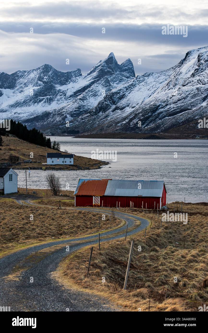 rotes Haus auf den Lofoten zur Abenddämmerung Stockfoto
