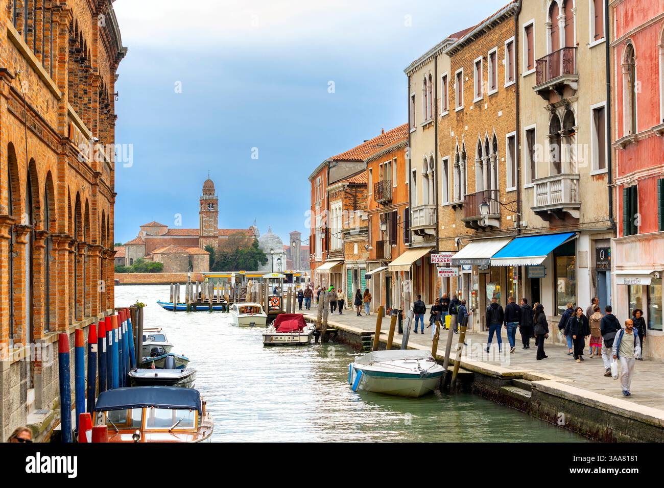 Insel Murano, Italien - 1. Oktober 2024: Bunte Häuser Architektur, Kanal und Kirchturm auf der berühmten Insel in der Nähe von Venedig. Reise und Urlaub Co Stockfoto