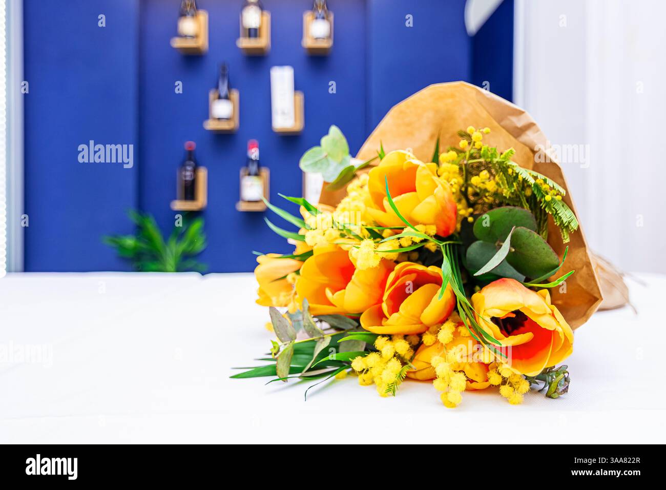 Ein Strauß gelber Rosen auf einem Restauranttisch Stockfoto