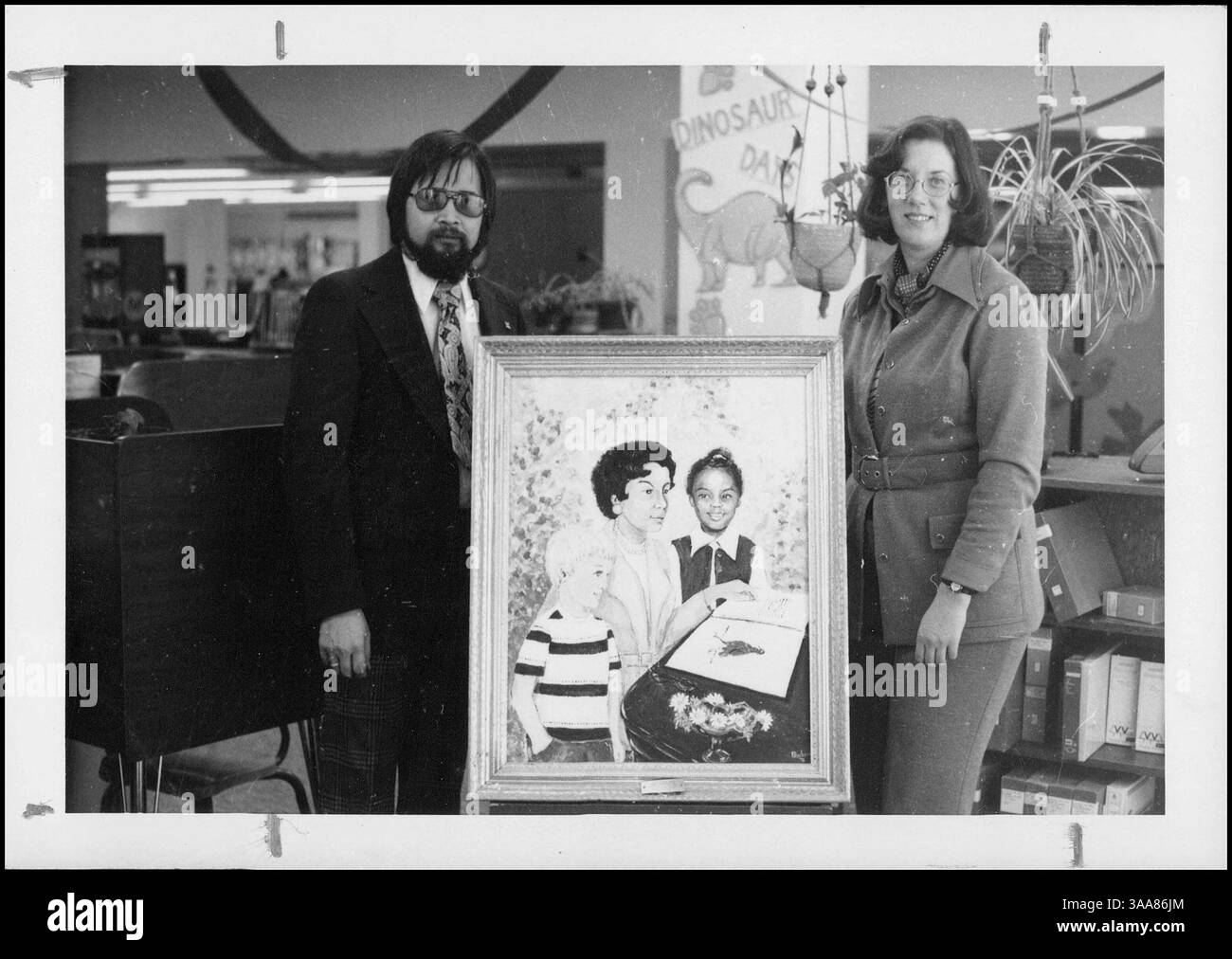 Dieses Gemälde von Mary Jackson Ellis wurde der Hale Elementary School von der City of Minneapolis Education Association (CMEA) präsentiert. Fred Abuan, Präsident der CMEA, und Glynis Gilbert, ein Hale-Lehrer, werden während der Zeremonie dargestellt. Stockfoto