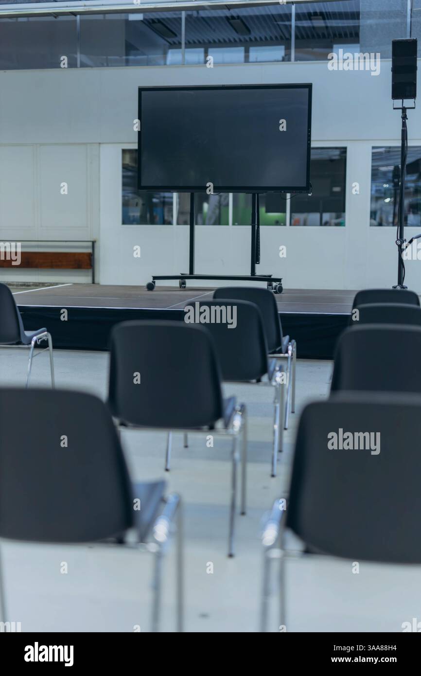 Konferenzraum mit leeren Stühlen und kleiner Bühne. Hochwertige Fotos Stockfoto