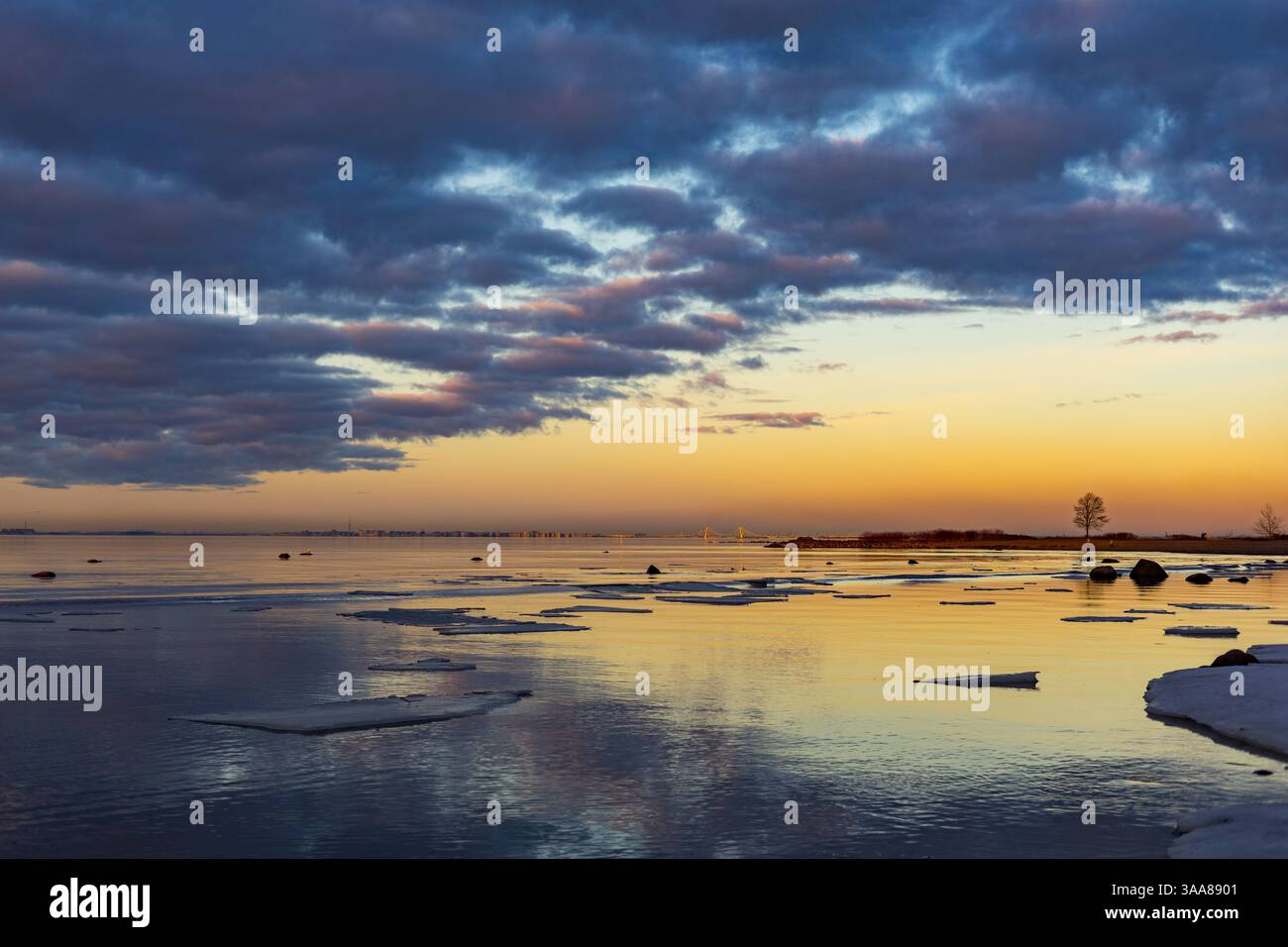 Sonnenuntergang über dem eisigen Meer mit wunderschönen Wolken Stockfoto