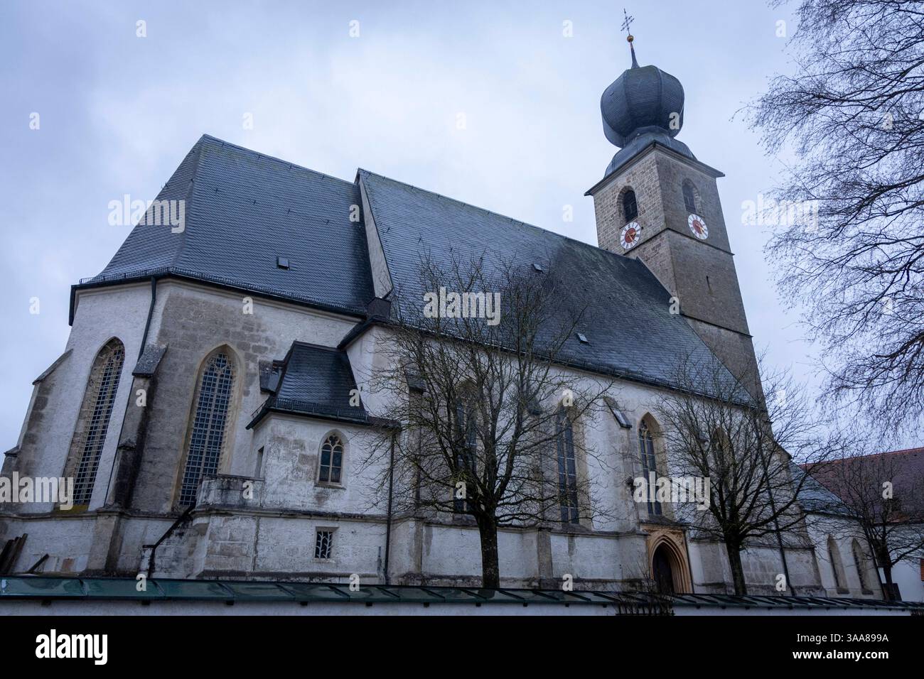Sexueller Missbrauch in der katholischen Kirche. 22.12.2023, EU, DEU, Deutschland, Bayer, Engelsberg: die Kirche der Pfarrei St. Andreas. In den Räumen der Kirchengemeinde St. Nikolaus in Garching wurde u.a. der Ministrant Andreas Perr durch den Pfarrer Peter H. sexuell Missbrauchs. Pfarrer H. war nach pädophilen Missbrauchsfälle in Bottrop und Essen mit Wissen darum von der katholischen Kirche in den Gemeindeverband Garching an der Alz und Engelsberg in Oberbayern versetzt worden. Zu dieser Zeit war Kardinal Joseph Ratzinger als Erzbischof von München und Freising im Amt - der spätere Papst Stockfoto