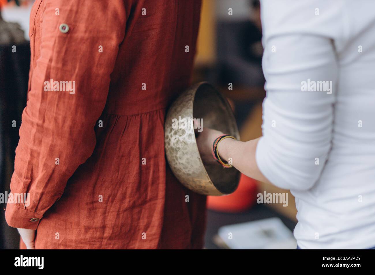 Therapiesitzung mit tibetischen Klangschalen. Meditation und Entspannung. Hochwertige Fotos Stockfoto