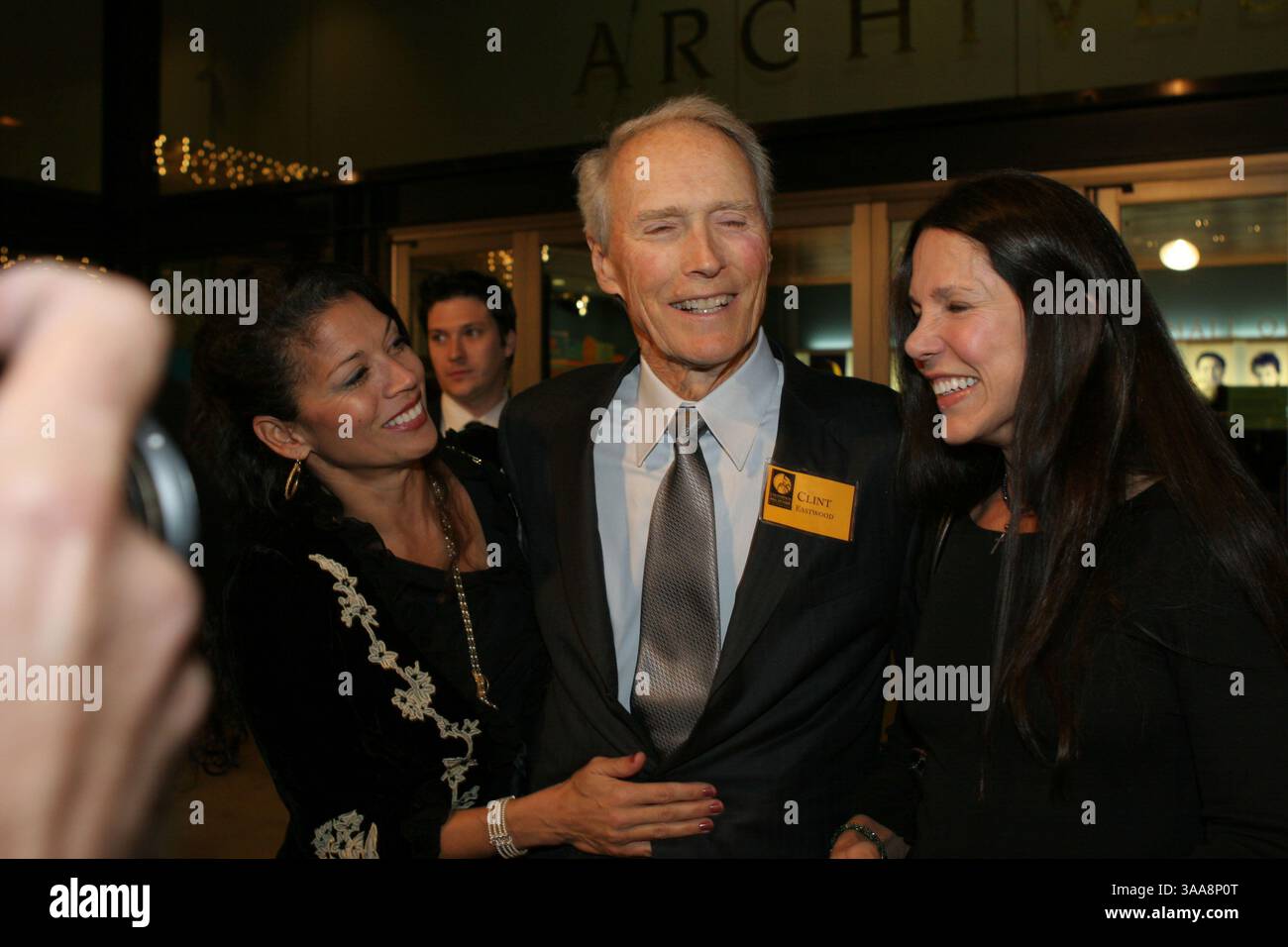 Dezember 2006; Sacramento, CA, USA; der Schauspieler, Regisseur CLINT EASTWOOD kam zusammen mit seiner Frau DINA RUIZ EASTWOOD (L) und der Tochter von Präsident Ronald Reagan, PATTI DAVIS. Eastwood war einer von 13 Führern, Vorreitern und Legenden, die von Gov Schwarzenegger und Frau Maria Shriver in die erste California Hall of Fame aufgenommen wurden, weil sie für ihren dauerhaften Beitrag zum Staat, zur Nation und zur Welt verantwortlich waren. Obligatorischer Ausweis: Foto von Dane Andrew/ZUMA Press. (©) Copyright 2006 von Dane Andrew Stockfoto