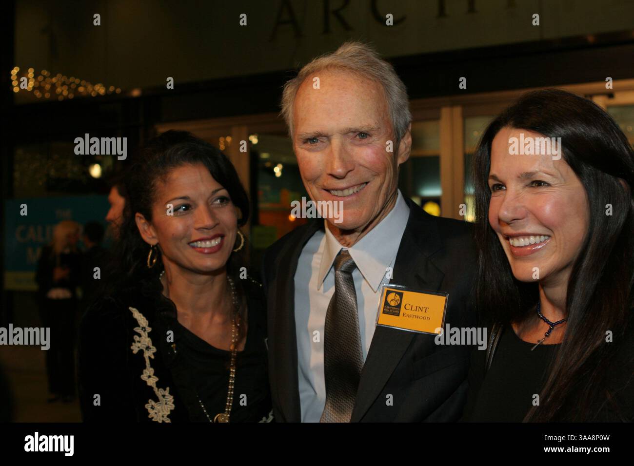 Dezember 2006; Sacramento, CA, USA; der Schauspieler, Regisseur CLINT EASTWOOD kam zusammen mit seiner Frau DINA RUIZ EASTWOOD (L) und der Tochter von Präsident Ronald Reagan, PATTI DAVIS. Eastwood war einer von 13 Führern, Vorreitern und Legenden, die von Gov Schwarzenegger und Frau Maria Shriver in die erste California Hall of Fame aufgenommen wurden, weil sie für ihren dauerhaften Beitrag zum Staat, zur Nation und zur Welt verantwortlich waren. Obligatorischer Ausweis: Foto von Dane Andrew/ZUMA Press. (©) Copyright 2006 von Dane Andrew Stockfoto