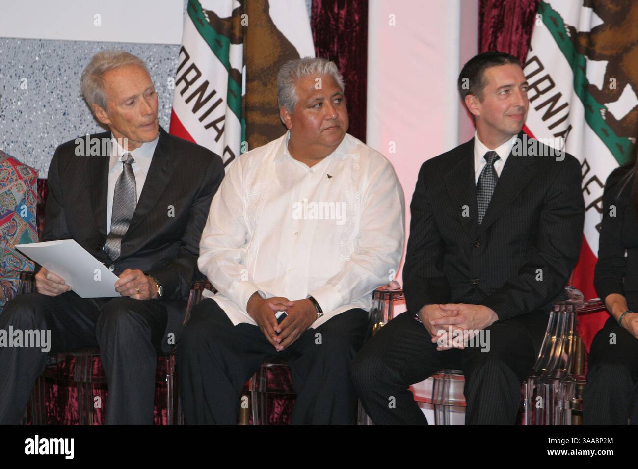 Dezember 2006; Sacramento, CA, USA; Schauspieler, Regisseur, CLINT EASTWOOD, Ceasar Chavez' Sohn PAUL CHAVEZ (C) und Präsident Ronald Reagans Sohn, RON REAGAN. 13 Führer, Vorreiter und Legenden wurden von Gov Schwarzenegger und Frau Maria Shriver in die erste California Hall of Fame aufgenommen, weil sie für ihren dauerhaften Beitrag zum Staat, zur Nation und zur Welt verantwortlich waren. Obligatorischer Ausweis: Foto von Dane Andrew/ZUMA Press. (©) Copyright 2006 von Dane Andrew Stockfoto