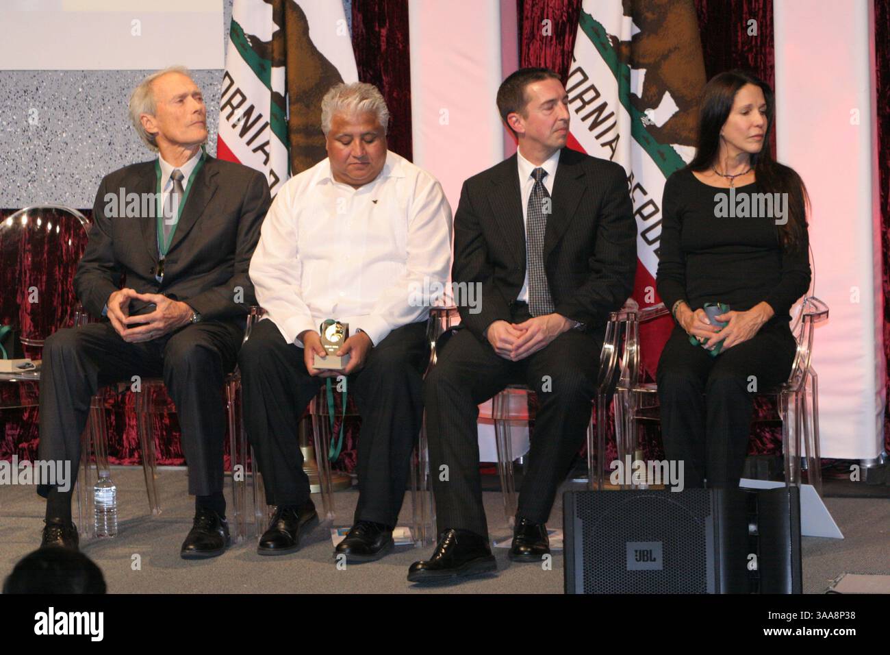 Dezember 2006; Sacramento, CA, USA; Schauspieler, Regisseur, CLINT EASTWOOD, Ceasar Chavez, Sohn PAUL CHAVEZ, Sohn und Tochter von Präsident Ronald Reagan, RON REAGAN und PATTI DAVIS warten auf die Annahme der Preise. 13 Führer, Wegbereiter und Legenden, die von Gov Schwarzenegger und Frau Maria Shriver in die erste California Hall of Fame aufgenommen wurden, für ihre dauerhaften Beiträge zu Staat, Nation und Welt. Obligatorischer Ausweis: Foto von Dane Andrew/ZUMA Press. (©) Copyright 2006 von Dane Andrew Stockfoto
