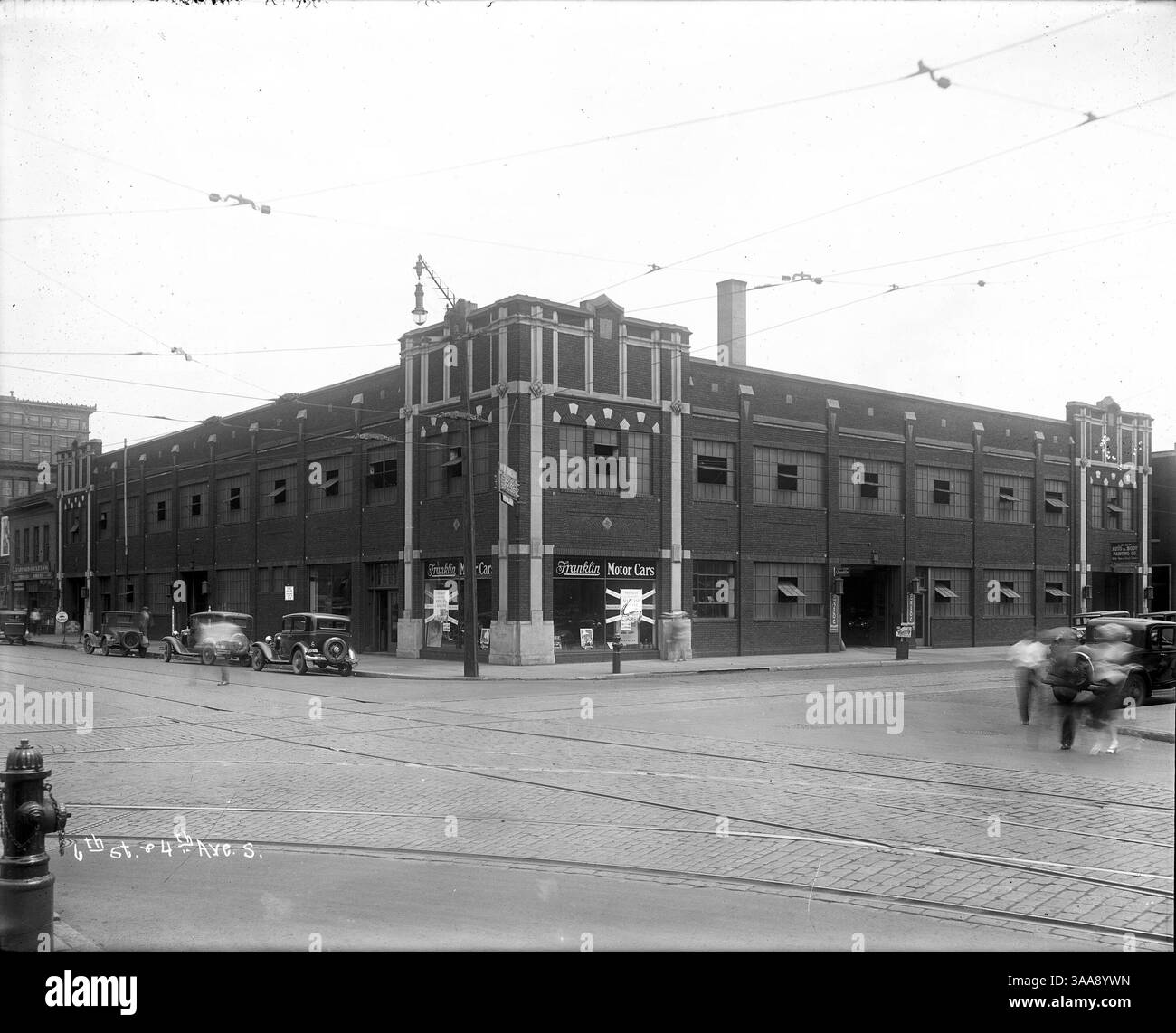 Das Foto des Verkaufsraums der Franklin Motor Car Company, das wahrscheinlich in den frühen 1930er Jahren aufgenommen wurde, zeigt eine historische Ansicht eines Verkaufsraums aus dieser Zeit. Stockfoto