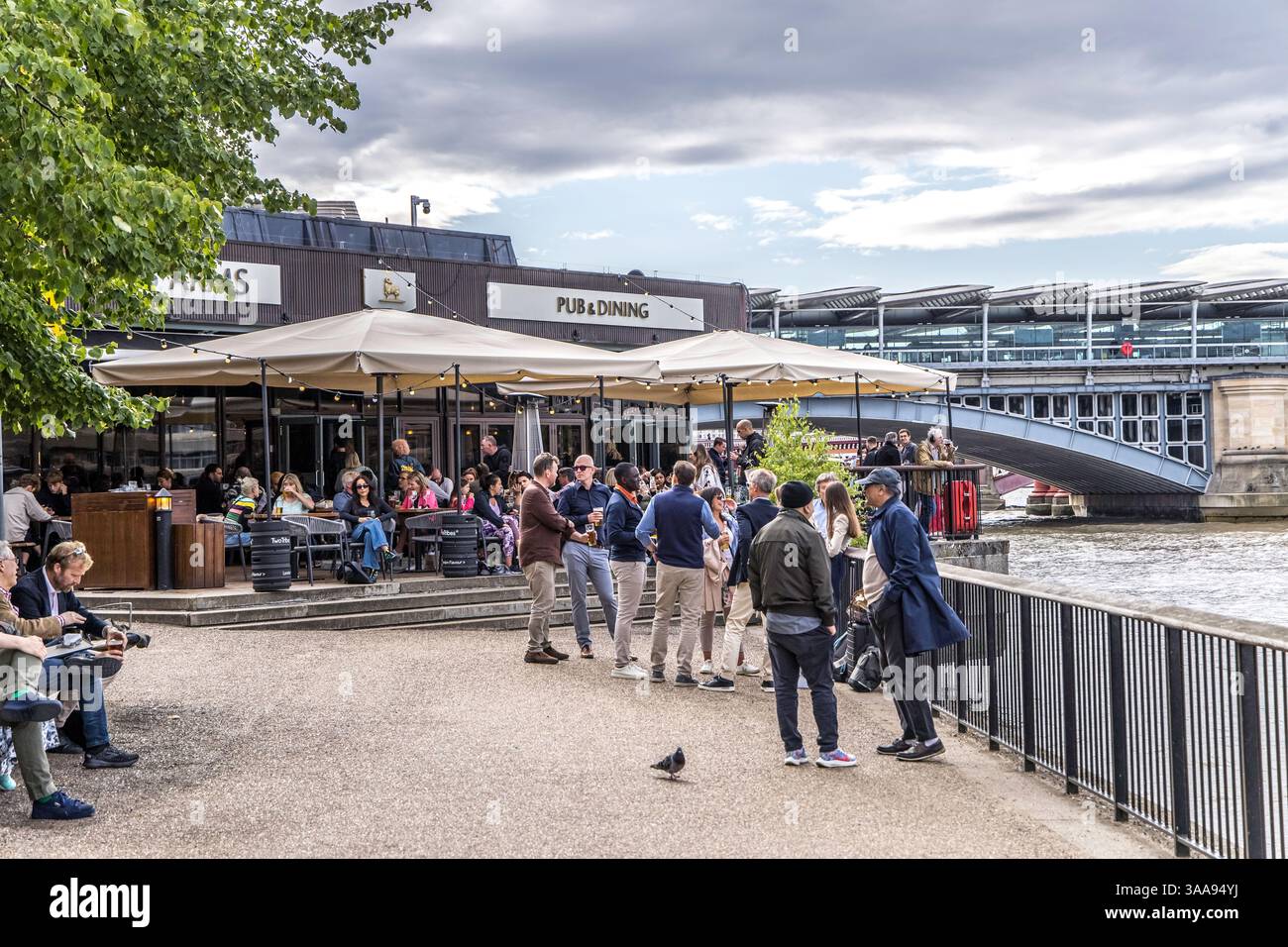 London, UK, 6. August 2023: Pub und Dining Outdoor Drink und Dining Outdoor Pubs Stockfoto