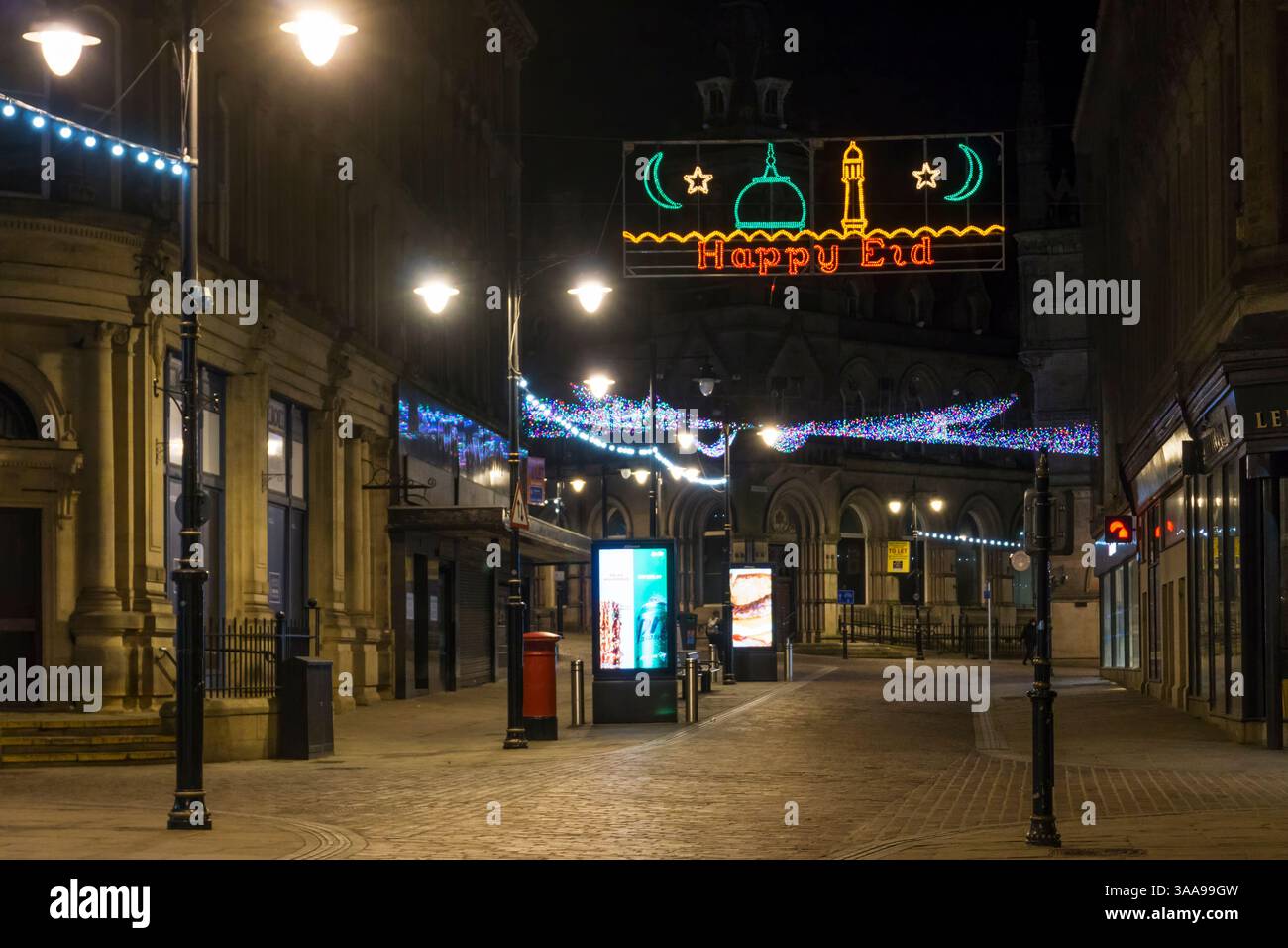 Ein Happy Eid-Schild, beleuchtet bei Nacht im Stadtzentrum von Bradford. Stockfoto