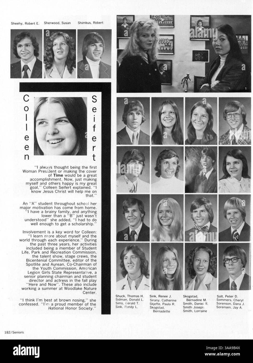 Das Jahrbuch der Richfield High School 1976 bietet eine visuelle Aufzeichnung der wichtigsten Momente des Jahres, darunter Studentenporträts, Höhepunkte der Lehrkräfte, Sportveranstaltungen und Clubaktivitäten. Stockfoto