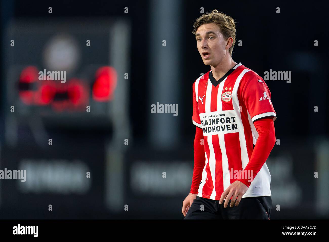 Eindhoven, Niederlande. 31. März 2025. EINDHOVEN, NIEDERLANDE - MÄRZ 31: Tygo Land of Jong PSV sieht sich beim niederländischen Keuken Kampioen Divisie Spiel zwischen Jong PSV und FC den Bosch am PSV Campus de Herdgang am 31. März 2025 in Eindhoven, Niederlande an. (Foto von Joris Verwijst/Orange Pictures) Credit: Orange Pics BV/Alamy Live News Stockfoto