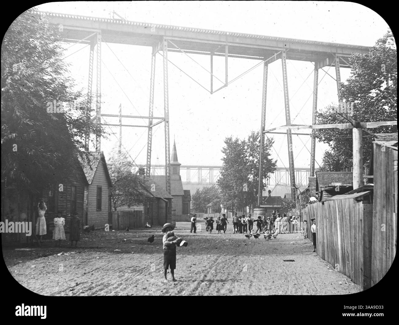 Dieses Bild zeigt eine Straßenszene auf den Flats im Hennepin County und zeigt die städtische Landschaft der Gegend. Stockfoto