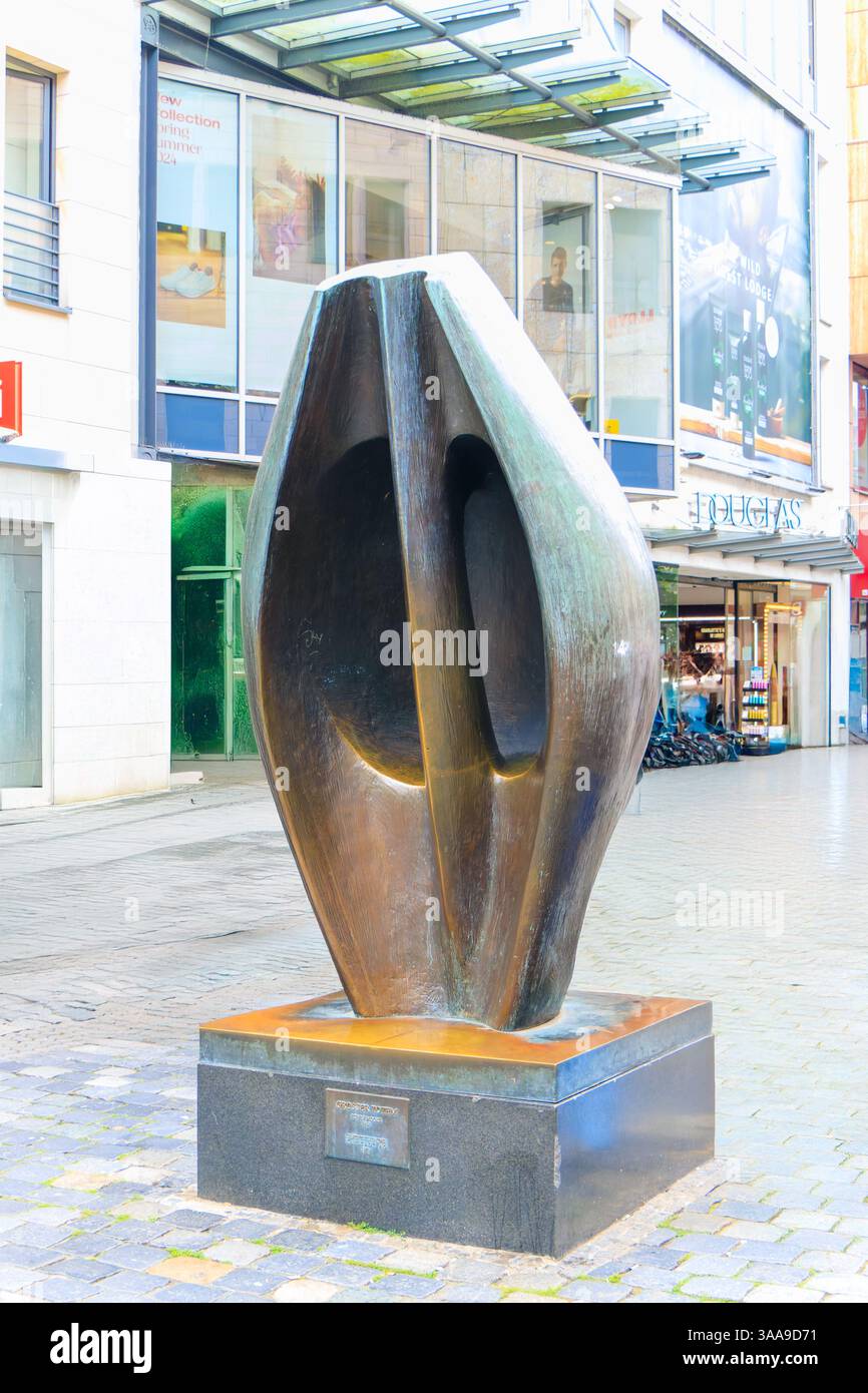Großer Totem ist ein Kunstwerk von Henry Moore, das an der Königsstraße in der Nürnberger Altstadt steht. Wie wir alle wissen, ist Kunst immer eine Frage des Geschmacks. Stockfoto