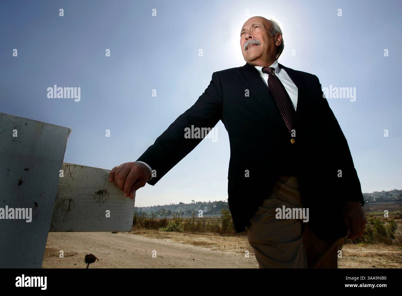 November 2005; San Ysidro, CA, USA; JAMES SIMMONS ist geschäftsführender Gesellschafter von Bajagua LLC, einem Unternehmen, das in der Nähe von Tijuana eine Kläranlage für die US-Regierung bauen will. Er wird hier in der Internationalen Abwasseraufbereitungsanlage in San Ysidro gezeigt. Obligatorischer Credit: Foto von KC Alfred/ZUMA Press. (©) Copyright 2005 von SDU-T Stockfoto