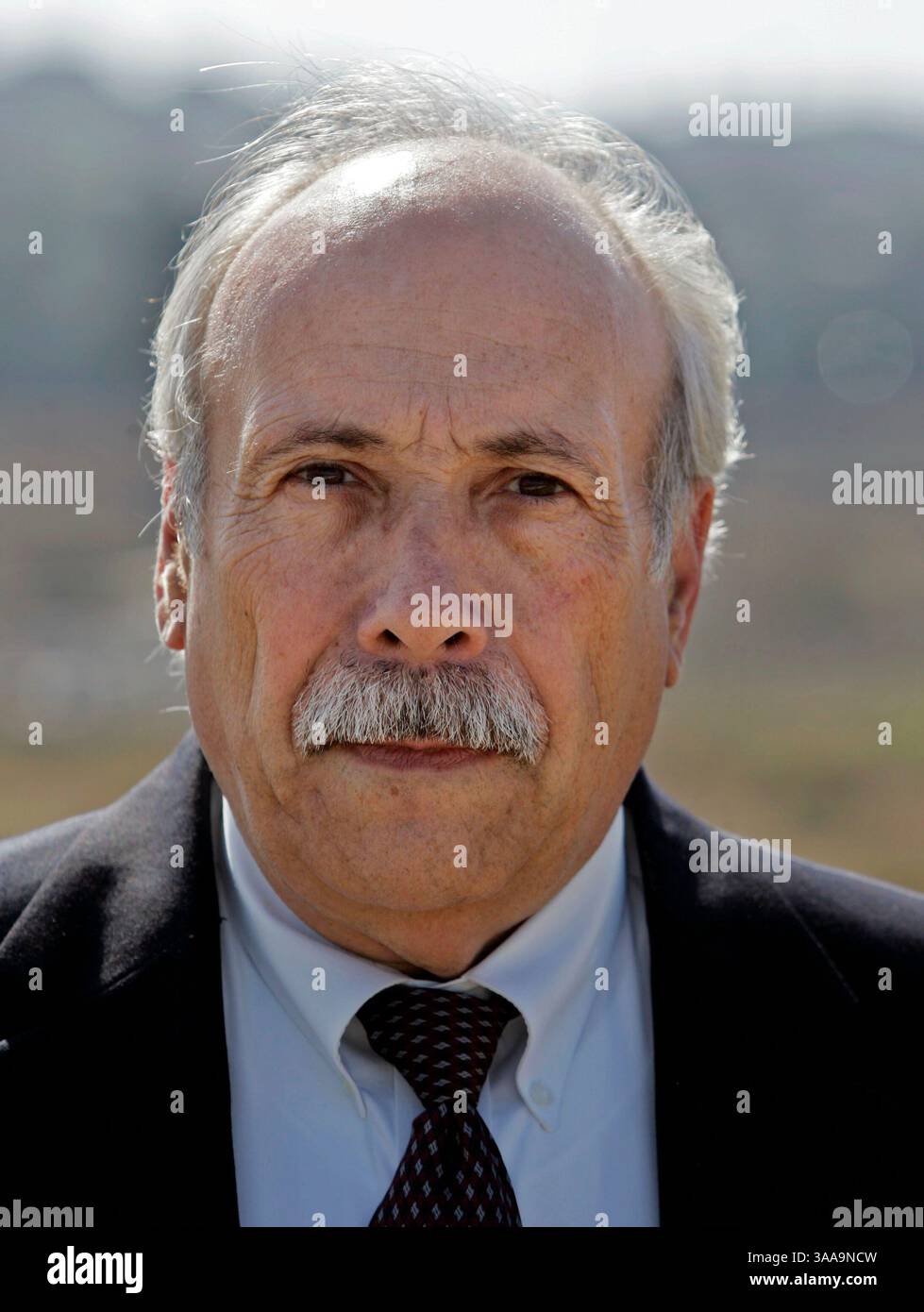 November 2005; San Ysidro, CA, USA; JAMES SIMMONS ist geschäftsführender Gesellschafter von Bajagua LLC, einem Unternehmen, das in der Nähe von Tijuana eine Kläranlage für die US-Regierung bauen will. Er wird hier in der Internationalen Abwasseraufbereitungsanlage in San Ysidro gezeigt. Obligatorischer Credit: Foto von KC Alfred/ZUMA Press. (©) Copyright 2005 von SDU-T Stockfoto