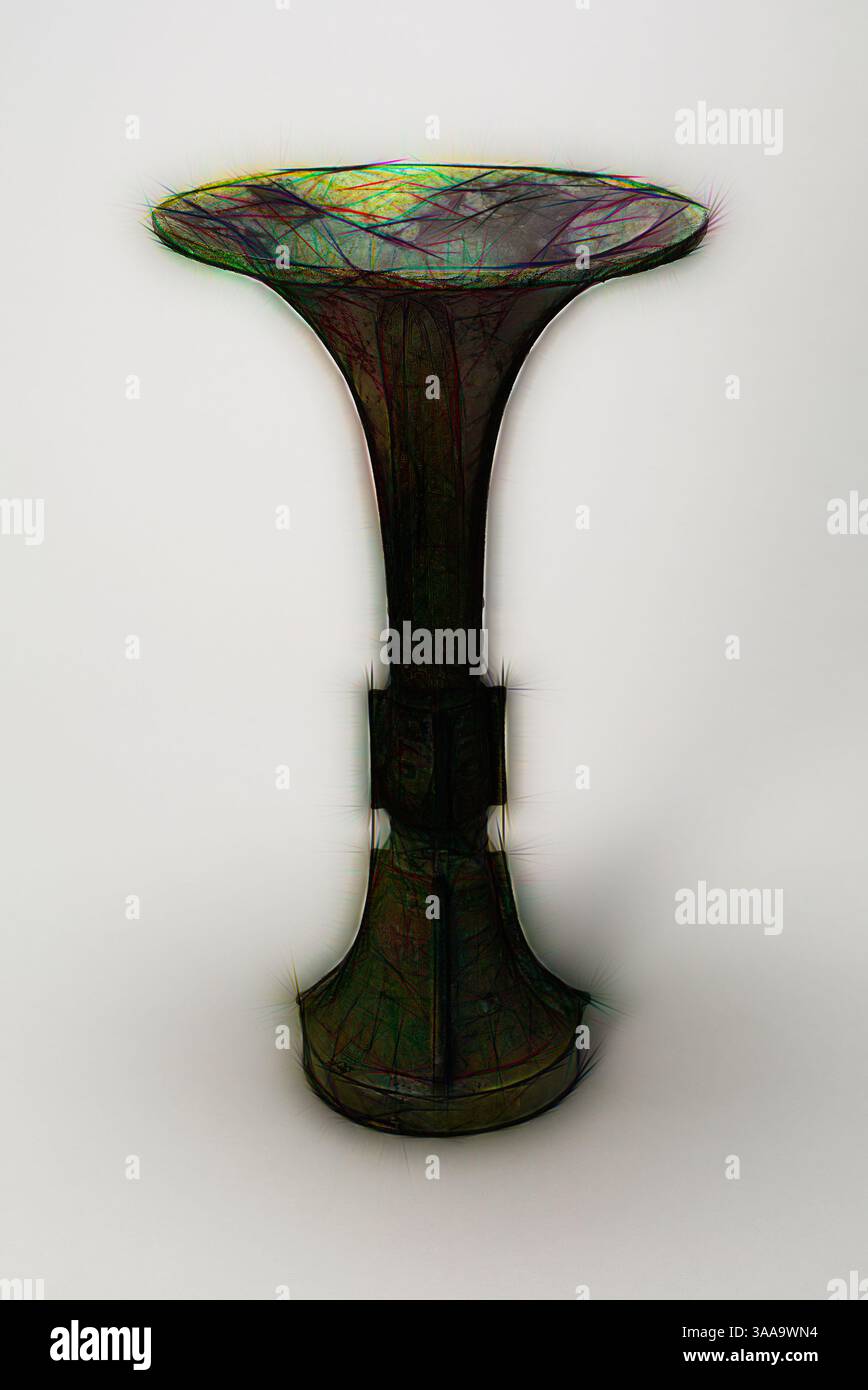 Eine skulpturale Vase mit einer langen, ausgestellten Oberseite und einem schmalen Sockel, mit komplizierten Details und einer strukturierten Oberfläche, die ein Gefühl von Tiefe und Eleganz verleiht., Klassische Kunst mit einem modernen Twist, neu interpretiert von Artotop, basierend auf Beaker, Shang-Dynastie ( ca. 1600–1050 v. Chr.), China, Bronze, H. 31,2 x Durchm. 17,5 cm (12 1/4 x 6 7/8 in.), Cupid und Psyche (Amor und Psyche), 1881, Max Klinger (Deutsch, 1857-1920), geschrieben von Apuleius (Altrömisch, aktiv um 155 n. Chr.), übersetzt von Reinhold Jachmann (Deutsch, 1767-1843), gedruckt von Theo. Stroefer (Deutsch, 19. Jahrhundert), Deutschland, Buch mit 15 Ätzungen Stockfoto