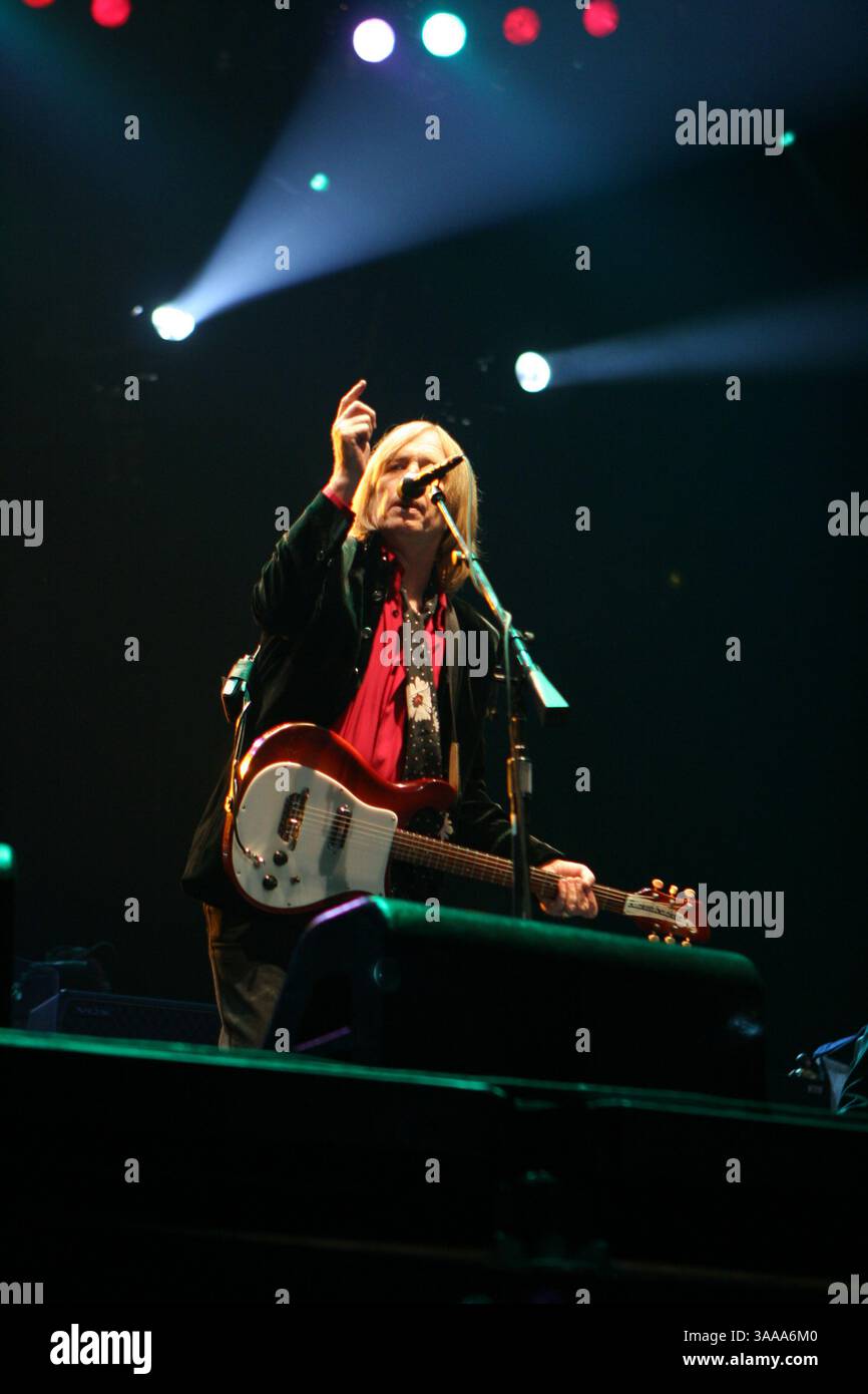Juni 2006; Manchester, TN, USA; Tom Petty and the Heartbreakers tritt auf der Bonnaroo 2006 auf. Obligatorischer Credit: Foto von Bryan Rinnert/ZUMA Press. (©) Copyright 2006 von Bryan Rinnert Stockfoto