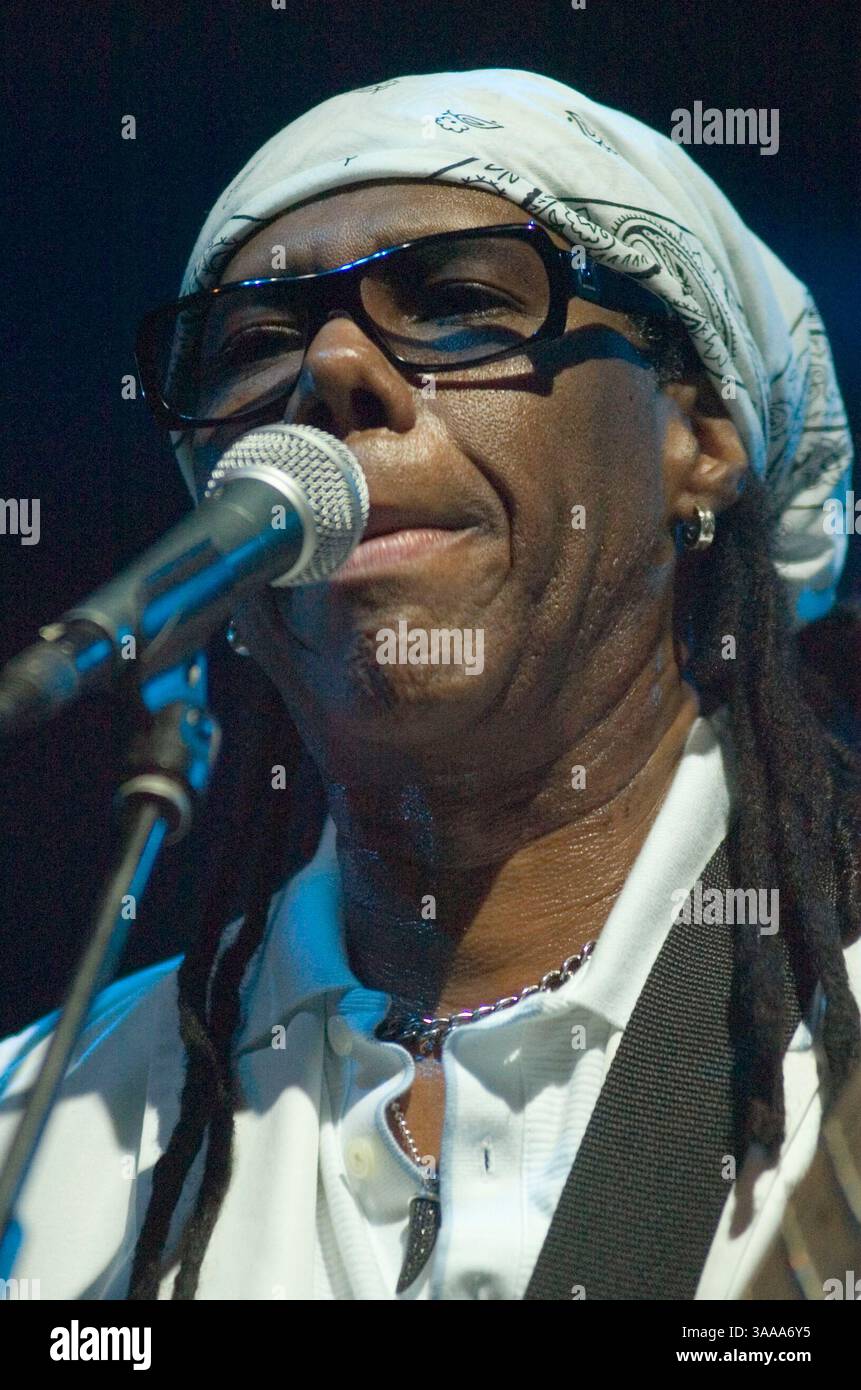 Juni 2006; Barcelona, SPANIEN; NILE ROGERS von 'Chic' tritt beim 13. Jährlichen Sonar 2006 auf. Chic war eine der einflussreichsten Bands der Disco-Ära und bestand aus Nile Rogers und Bernard Shaw. Bernard Shaw starb in Japan aufgrund von Komplikationen infolge einer Krankheit. Am besten bekannt für „We Are Family“, „Dance Dance Dance“ und einflussreich in „Like a Virgin“ für Madonna. Obligatorischer Ausweis: Foto von Robert Marquardt/ZUMA Press. (©) Copyright 2006 von Robert Marquardt Stockfoto