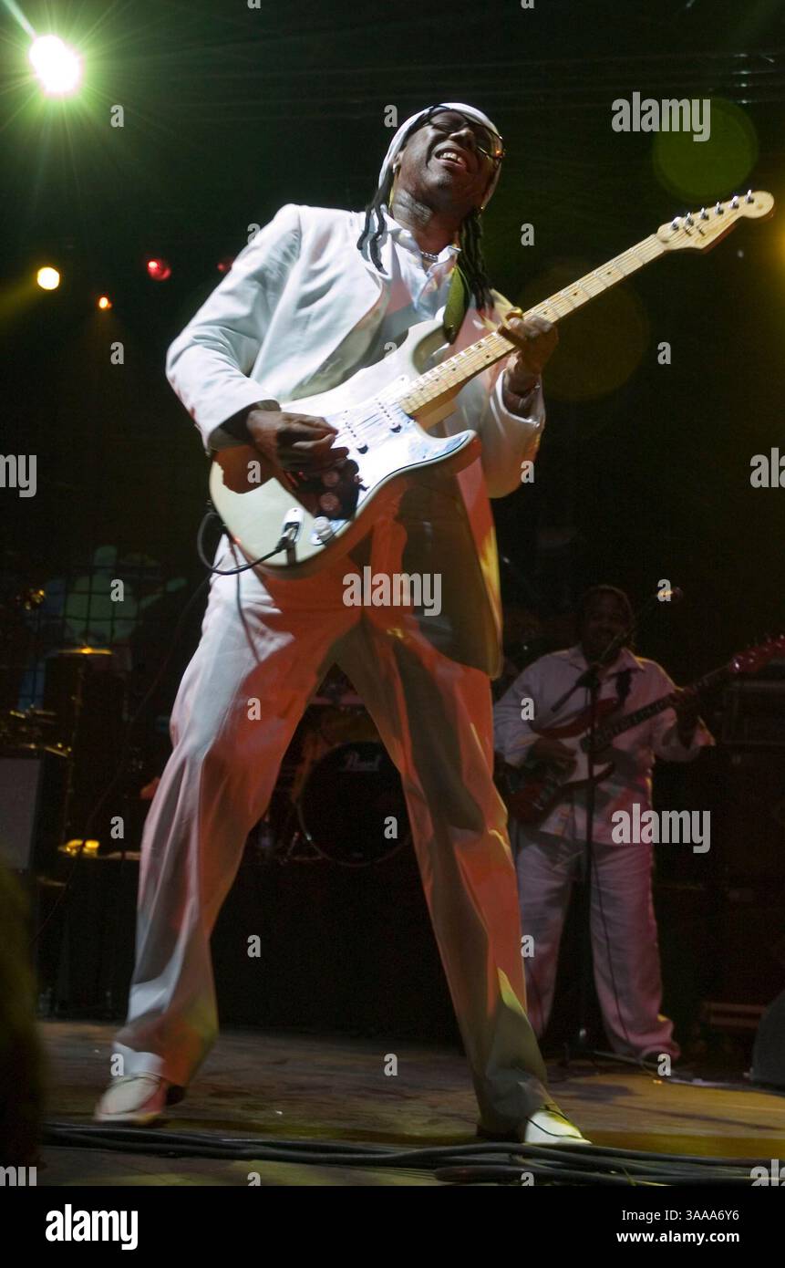 Juni 2006; Barcelona, SPANIEN; NILE ROGERS von 'Chic' tritt beim 13. Jährlichen Sonar 2006 auf. Chic war eine der einflussreichsten Bands der Disco-Ära und bestand aus Nile Rogers und Bernard Shaw. Bernard Shaw starb in Japan aufgrund von Komplikationen infolge einer Krankheit. Am besten bekannt für „We Are Family“, „Dance Dance Dance“ und einflussreich in „Like a Virgin“ für Madonna. Obligatorischer Ausweis: Foto von Robert Marquardt/ZUMA Press. (©) Copyright 2006 von Robert Marquardt Stockfoto