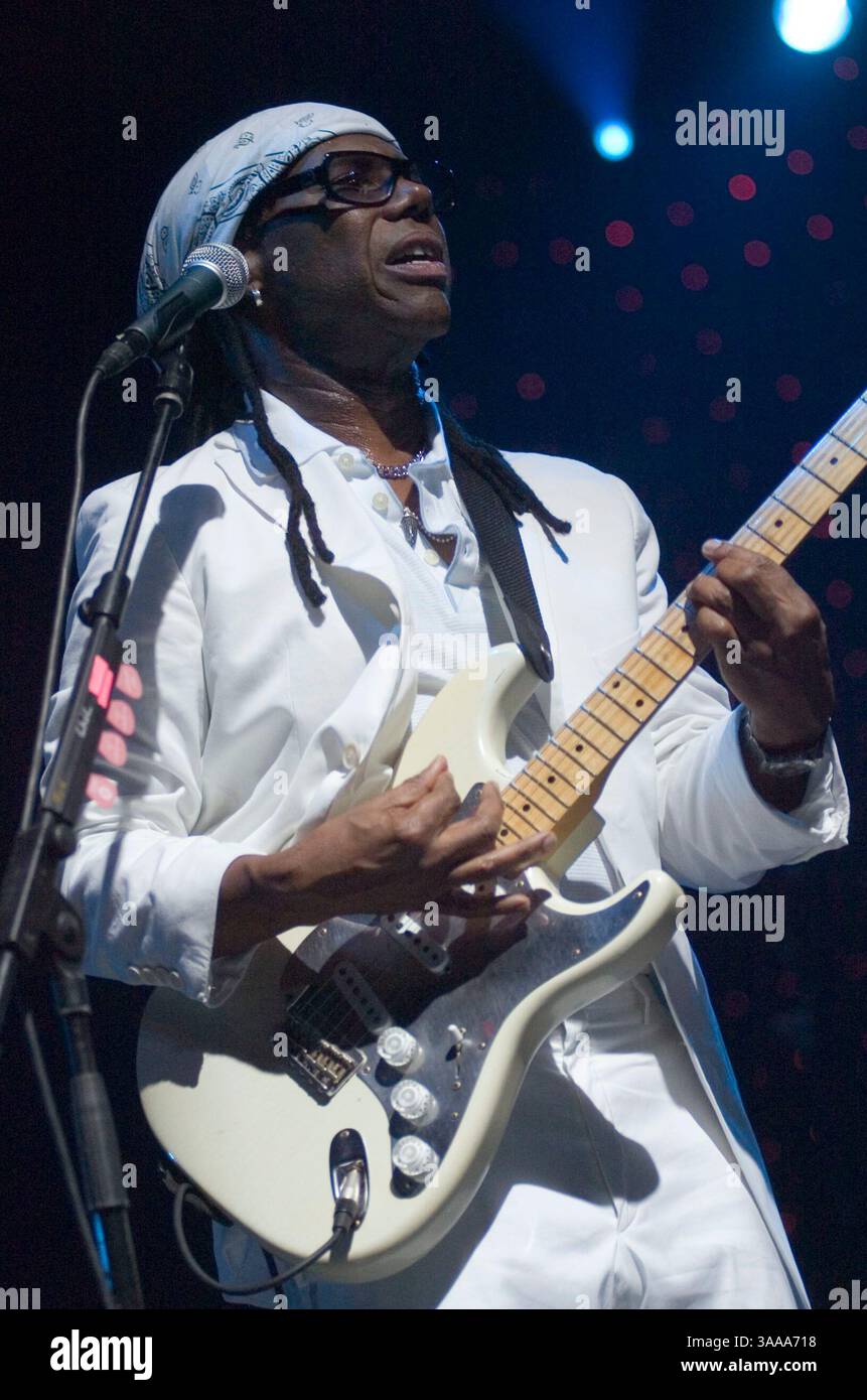 Juni 2006; Barcelona, SPANIEN; NILE ROGERS von 'Chic' tritt beim 13. Jährlichen Sonar 2006 auf. Chic war eine der einflussreichsten Bands der Disco-Ära und bestand aus Nile Rogers und Bernard Shaw. Bernard Shaw starb in Japan aufgrund von Komplikationen infolge einer Krankheit. Am besten bekannt für „We Are Family“, „Dance Dance Dance“ und einflussreich in „Like a Virgin“ für Madonna. Obligatorischer Ausweis: Foto von Robert Marquardt/ZUMA Press. (©) Copyright 2006 von Robert Marquardt Stockfoto