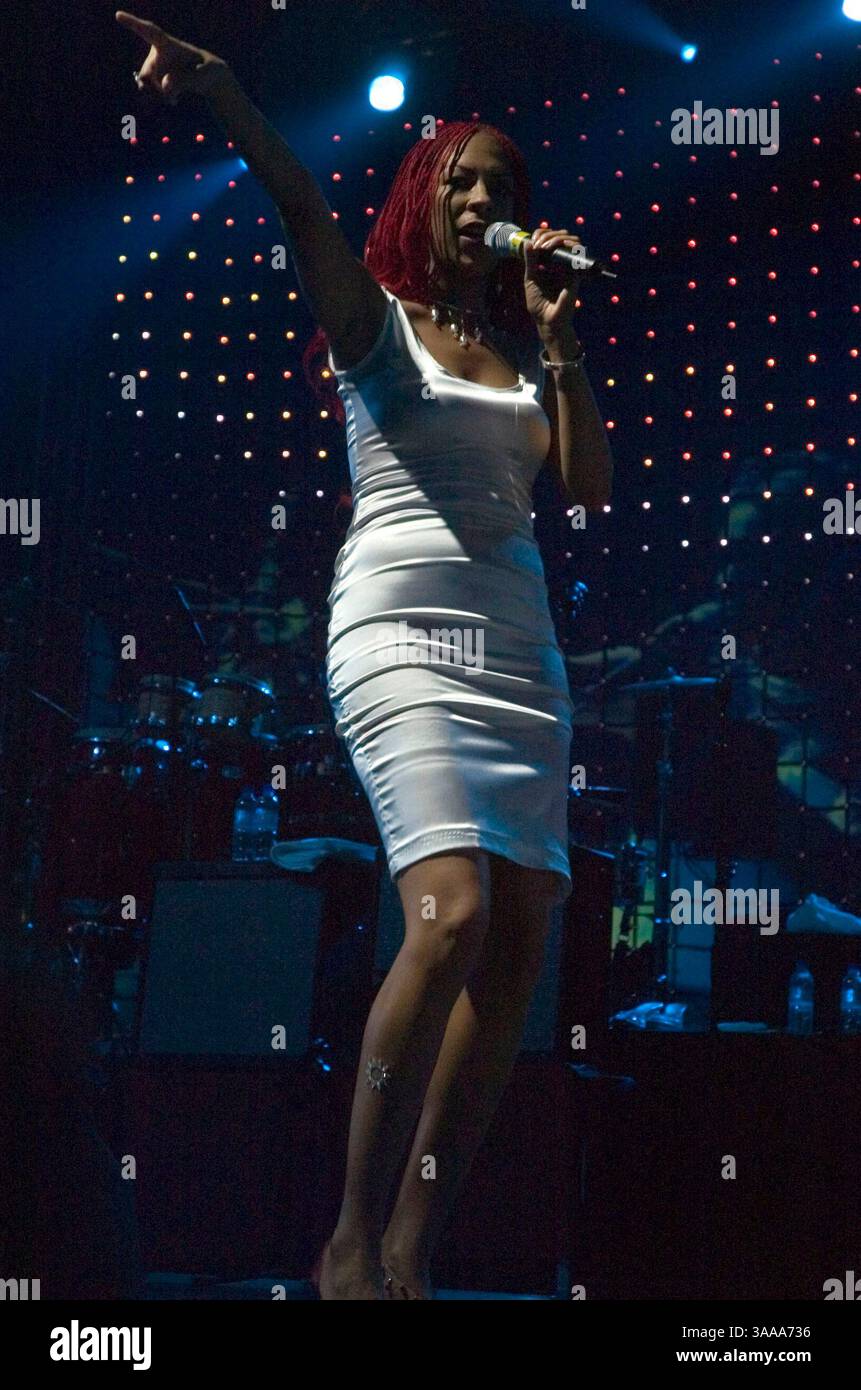 Juni 2006; Barcelona, SPANIEN; Nile Rogers (nicht abgebildet) von 'Chic', der beim 13. Jährlichen Sonar 2006 auftritt. Chic war eine der einflussreichsten Bands der Disco-Ära und bestand aus Nile Rogers und Bernard Shaw. Bernard Shaw starb in Japan aufgrund von Komplikationen infolge einer Krankheit. Am besten bekannt für „We Are Family“, „Dance Dance Dance“ und einflussreich in „Like a Virgin“ für Madonna. Obligatorischer Ausweis: Foto von Robert Marquardt/ZUMA Press. (©) Copyright 2006 von Robert Marquardt Stockfoto