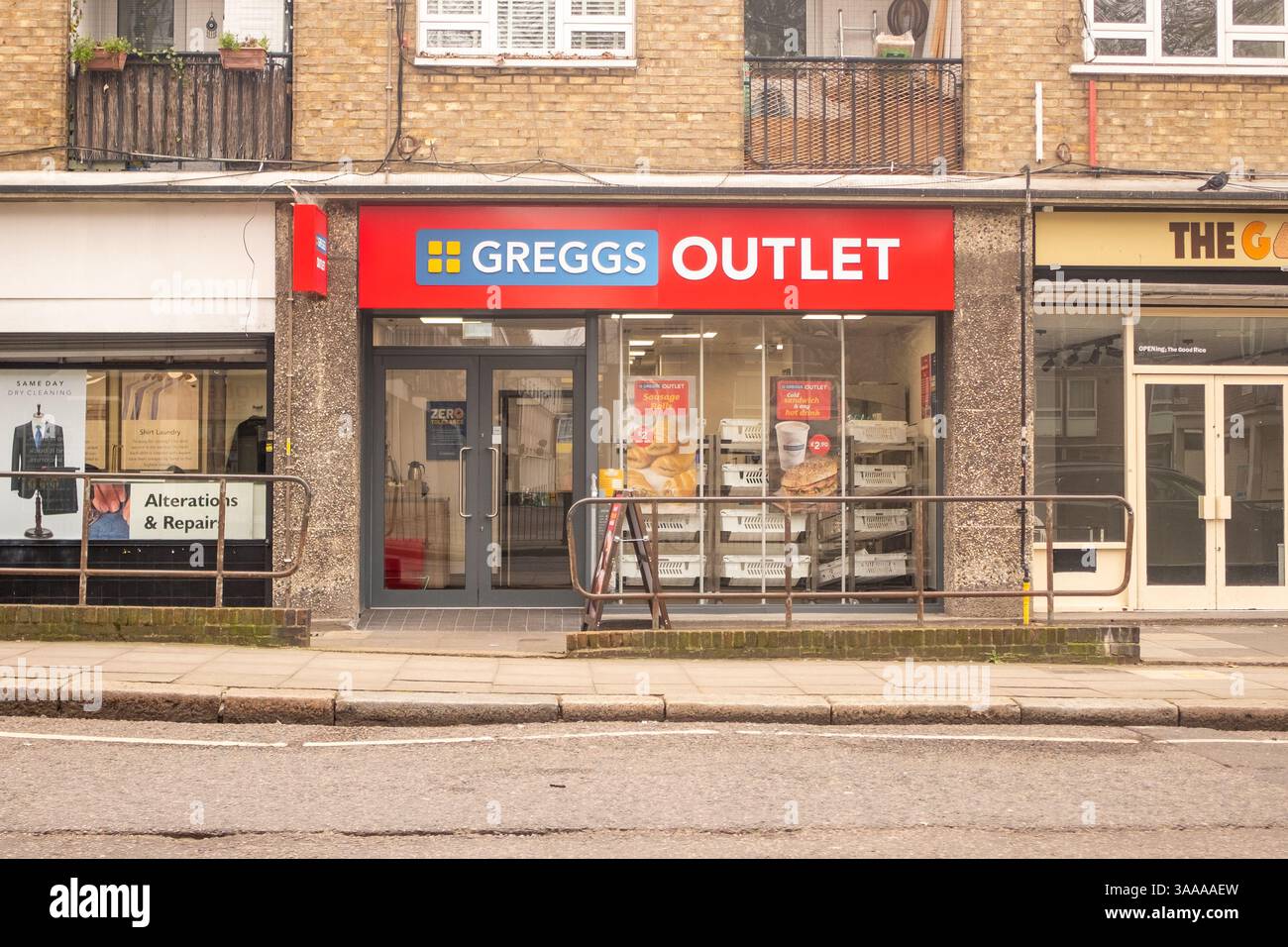 LONDON – 17. MÄRZ 2025: Greggs Outlet in der Robert Street in NW1 – unverkaufte Lebensmittel werden umverteilt und zu einem niedrigeren Preis verkauft Stockfoto
