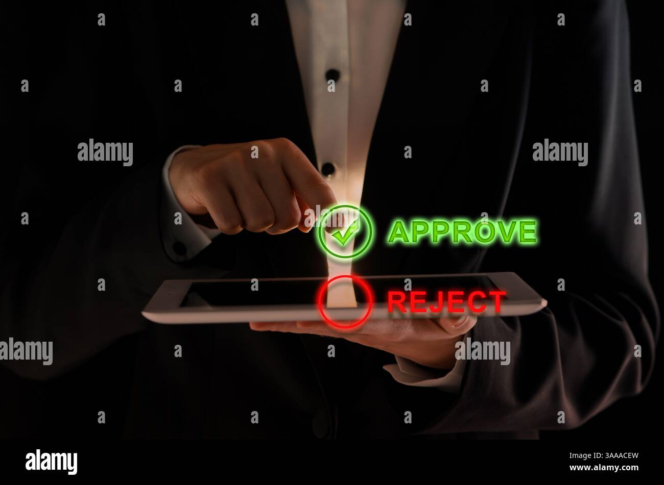 Genehmigen oder ablehnen. Mann mit Tablet auf schwarzem Hintergrund, Nahaufnahme Stockfoto