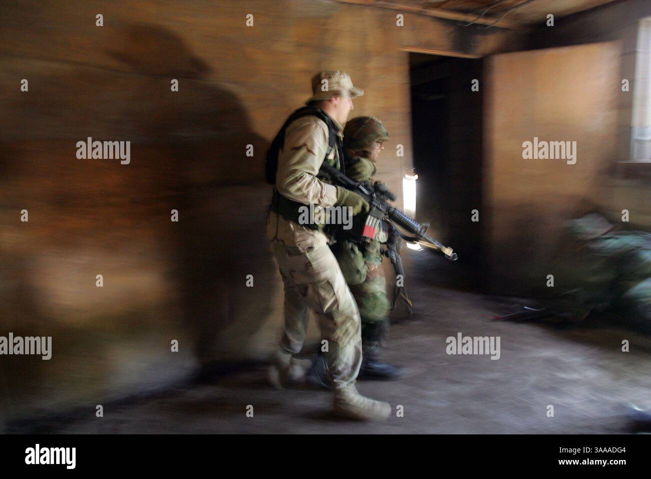 März 31, 2005; San Antonio, TX, USA; Senior Airman ANTHONY PIZZIFRED, 20, aus Fontana, CA, nimmt Airman First Class Tina Stamp bei Kriegsspielen in Camp Bullis am Donnerstag, den 31. März 2005 als Geiseln. Obligatorischer Credit: Foto von Jerry Lara/San Antonio Express-News/ZUMA Press. (©) Copyright 2005 by San Antonio Express-News Stockfoto