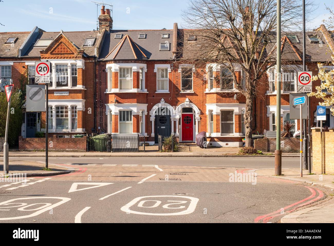 LONDON – 31. MÄRZ 2025: Wohnterrassenhäuser an der Cavendish Road in Clapham Balham im Südwesten Londons Stockfoto