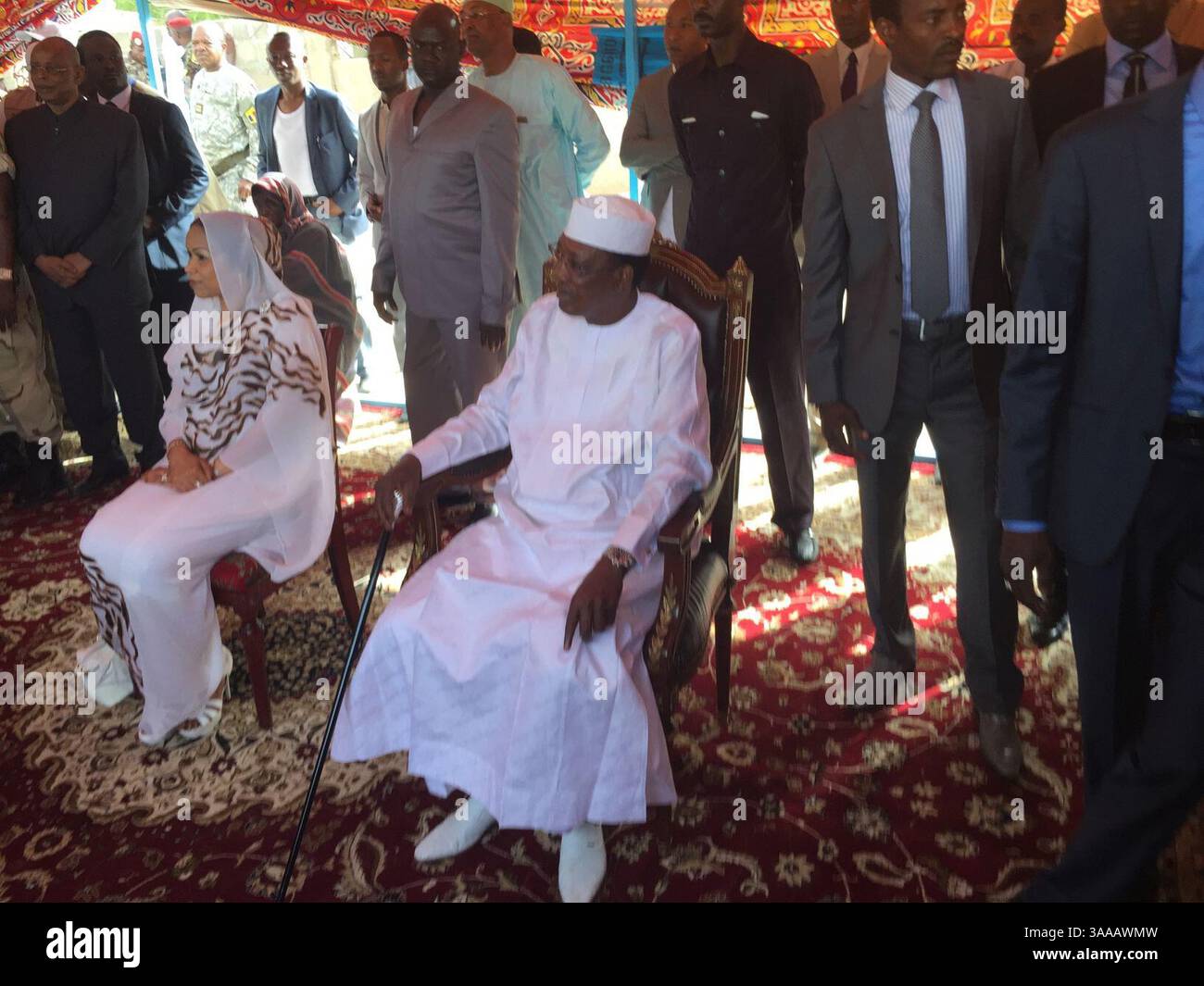 Idriss Deby Itno und Chadian First Lady warten auf ihre Stimme bei 2016. Stockfoto