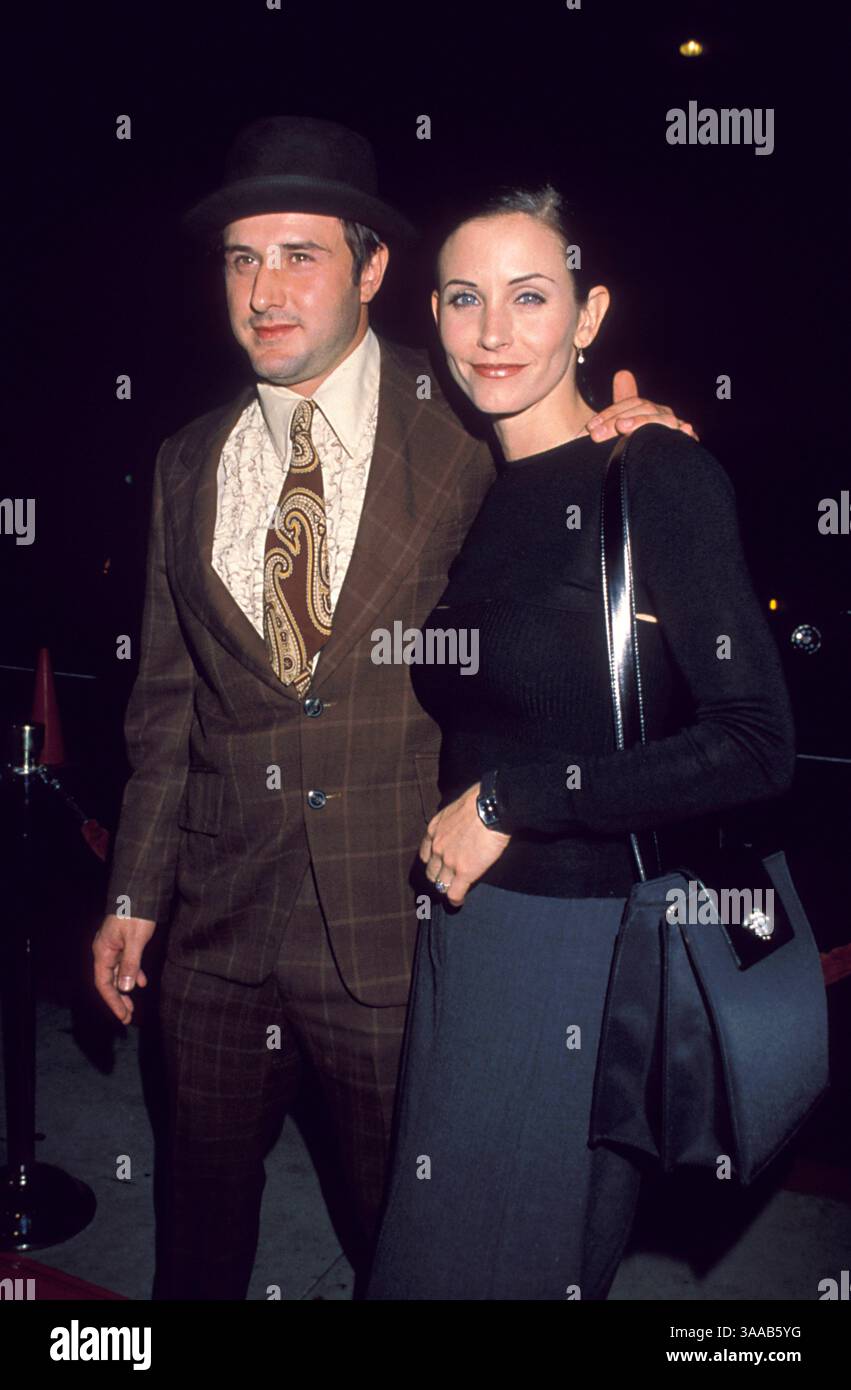 Oktober 1998; Los Angeles, CA, USA; Schauspieler DAVID ARQUETTE und Ehefrau der Schauspielerin COURTENEY COX bei der Filmpremiere „The alarmist“. Stockfoto