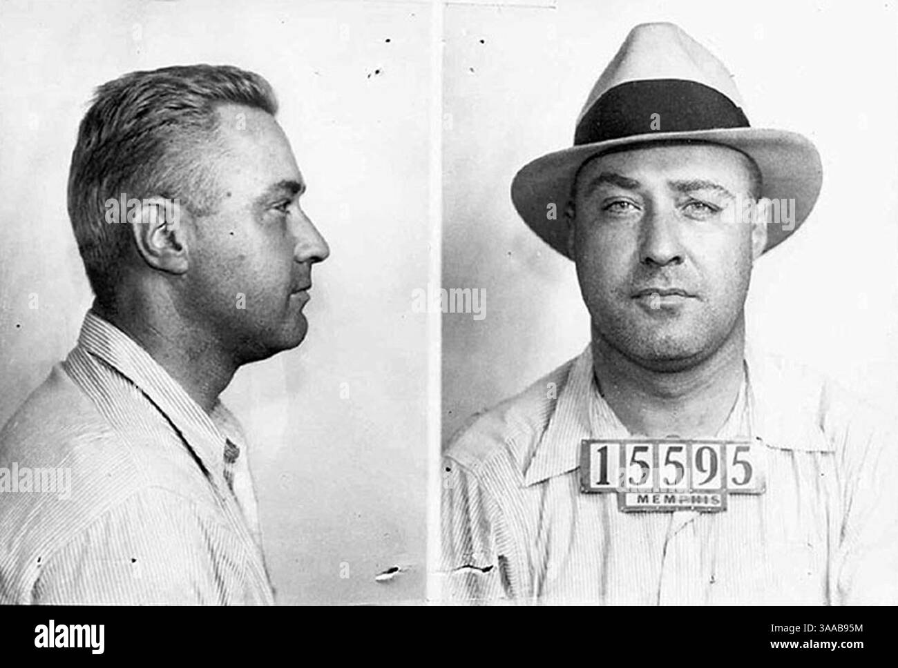 August 1930; Nashville, TN, USA; GEORGE 'MACHINE GUN' KELLY, der berüchtigte Racketeer, der FBI-Agenten den Spitznamen G-MEN gab, wurde im September 1933 von den Polizisten aus Tennessee fotografiert, nachdem er wegen Entführung eines reichen Ölmannes aus Oklahoma festgenommen hatte. Kelly wurde für schuldig befunden und zu lebenslanger Haft verurteilt, wo er im Juli 1954 an einem Herzinfarkt starb. Stockfoto