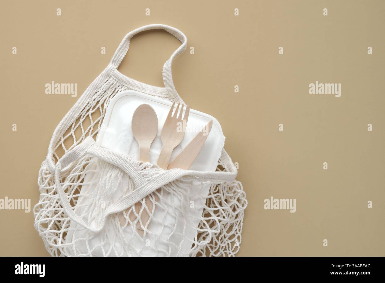 Biologisch abbaubarer Lebensmittelbehälter und Besteck in wiederverwendbarer Mesh-Einkaufstasche Stockfoto