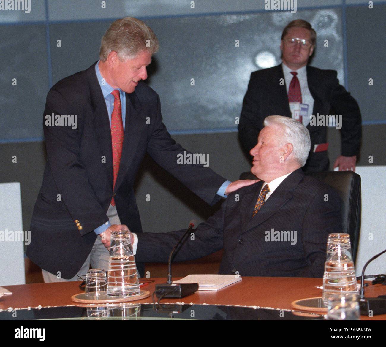 23. April 2007 - Moskau, Russland - der ehemalige russische Präsident Boris Jelzin (1. Februar 1931 C 23. April 2007) ist heute im Alter von 76 Jahren gestorben. Jelzin wurde Russlands erster demokratisch gewählter Präsident der Russischen Föderation, nachdem Michail Gorbatschow im Dezember 1991 als sowjetischer Führer zurücktrat. IM BILD: Der ehemalige Präsident Boris Jelzin starb am Montag, 23. April 2007, in einem Krankenhaus an Herzinsuffizienz. Boris Jelzin und Bill Clinton beim G-8-Gipfel in Großbritannien 1998 . (Kreditbild: © PhotoXpress/ZUMA Press) EINSCHRÄNKUNGEN: NUR Rechte in Nord- und Südamerika Stockfoto