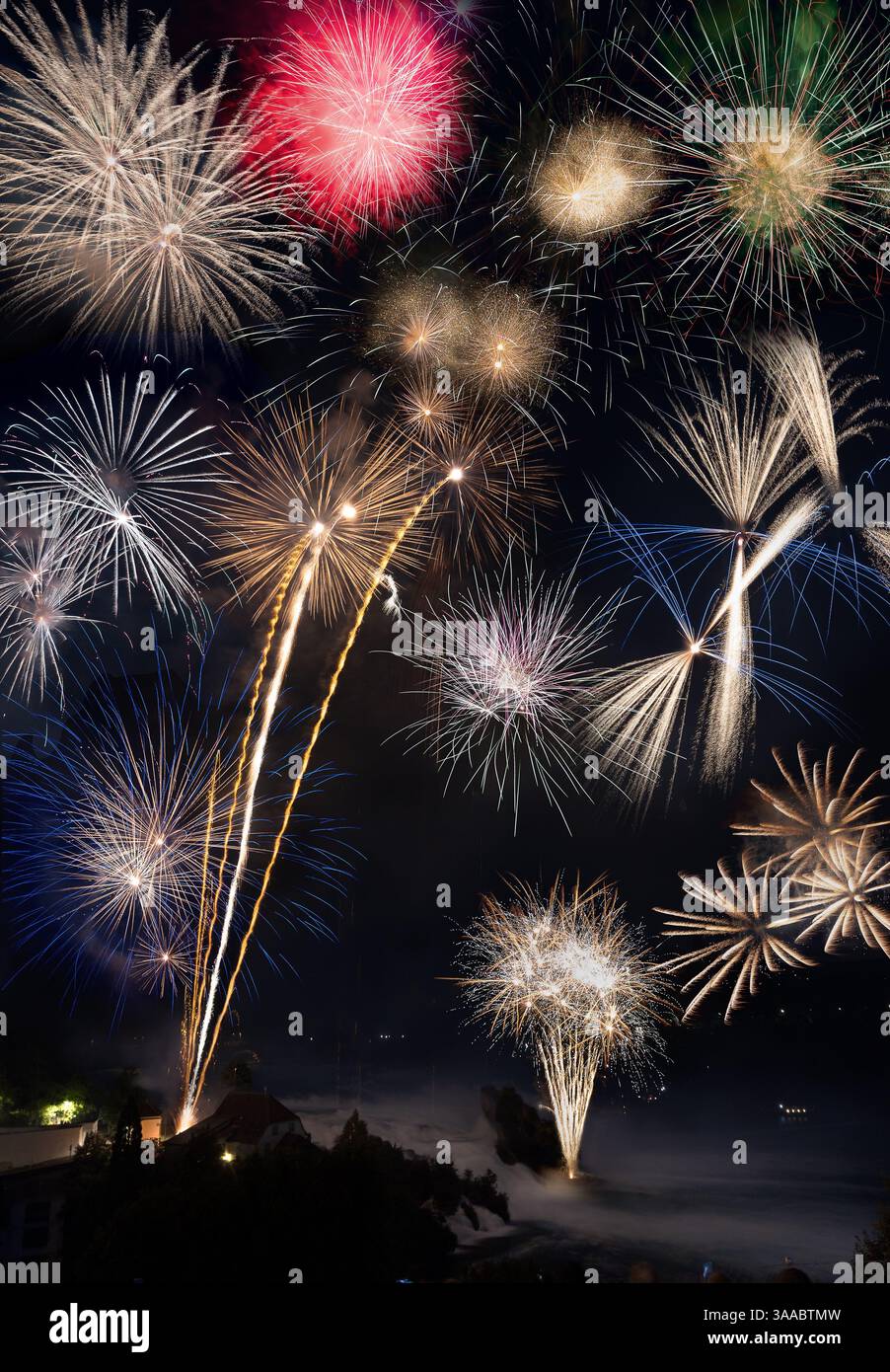 Feuerwerk über dem Rhinefall, um traditionell den Schweizerischen Nationalfeiertag am 1. Zu feiern. August jedes Jahres Stockfoto