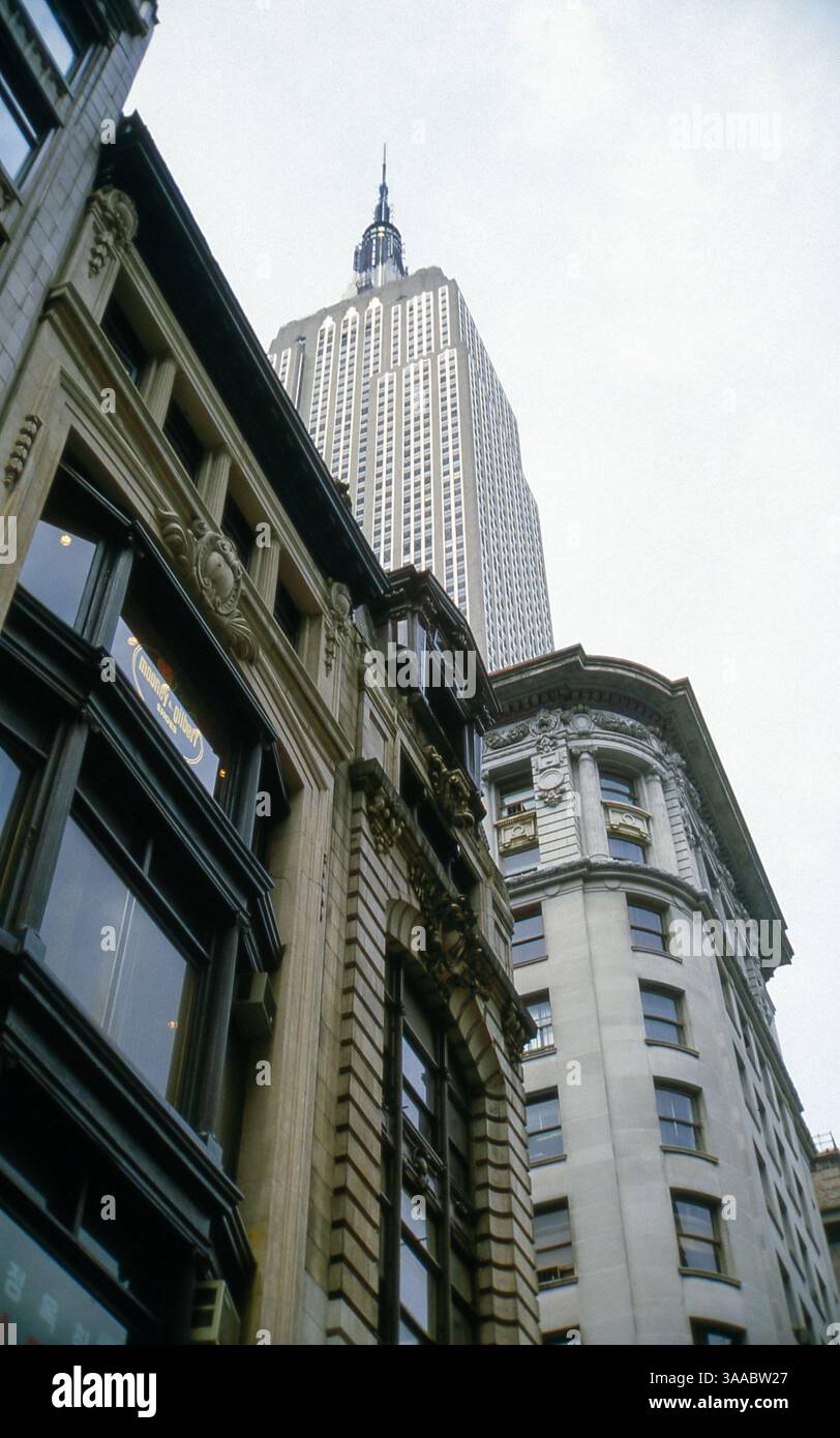 5th Avenue und Empire State Building Mitte der 80er Jahre auf dem analogen FUJI-Film. Charakteristische alte und Art-Deco-Architektur auf Manhattan Island, New York, USA. Stockfoto