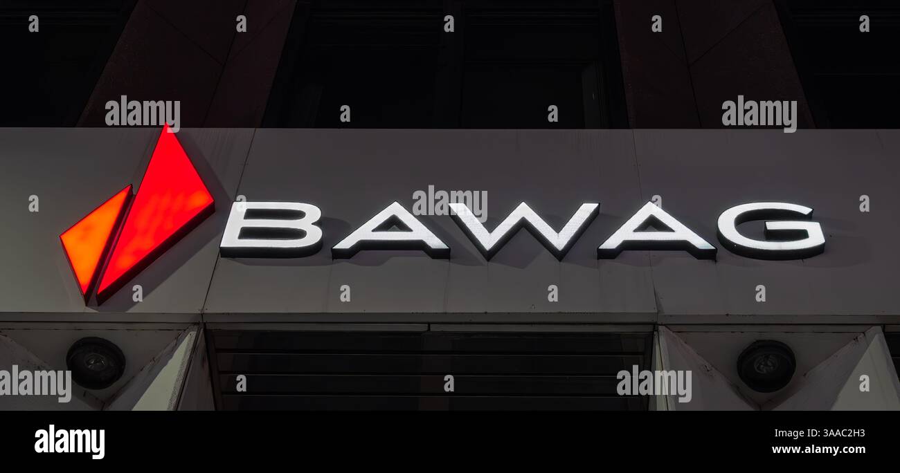 Innsbruck, Österreich - 20. März 2025: Die BAWAG (Bank fur Arbeit und Wirtschaft) ist eines der führenden österreichischen Finanzinstitute und bietet umfassende B Stockfoto
