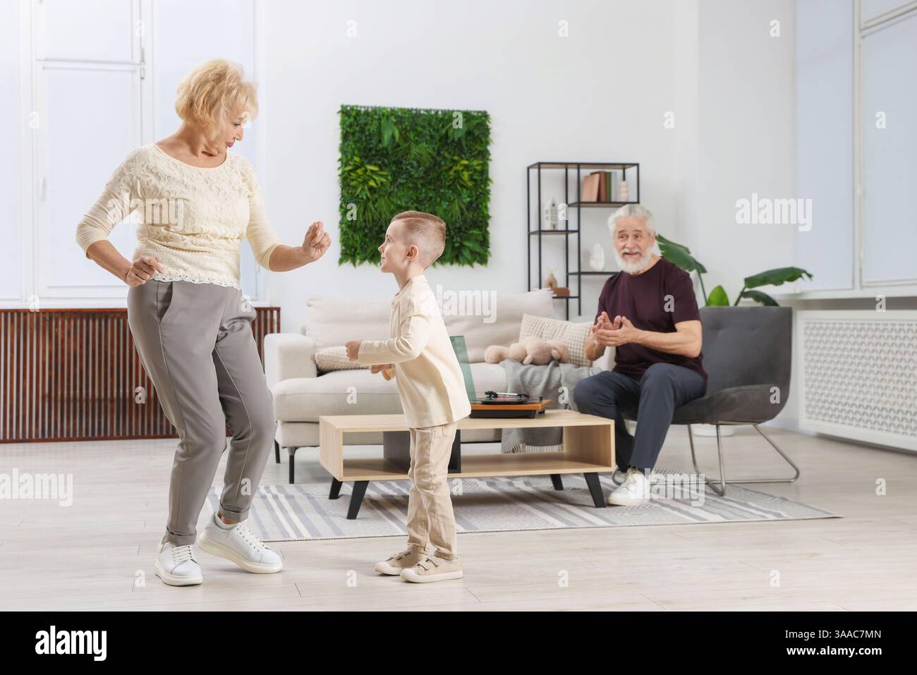 Die Großeltern und ihr Enkel haben zu Hause Spaß Stockfoto
