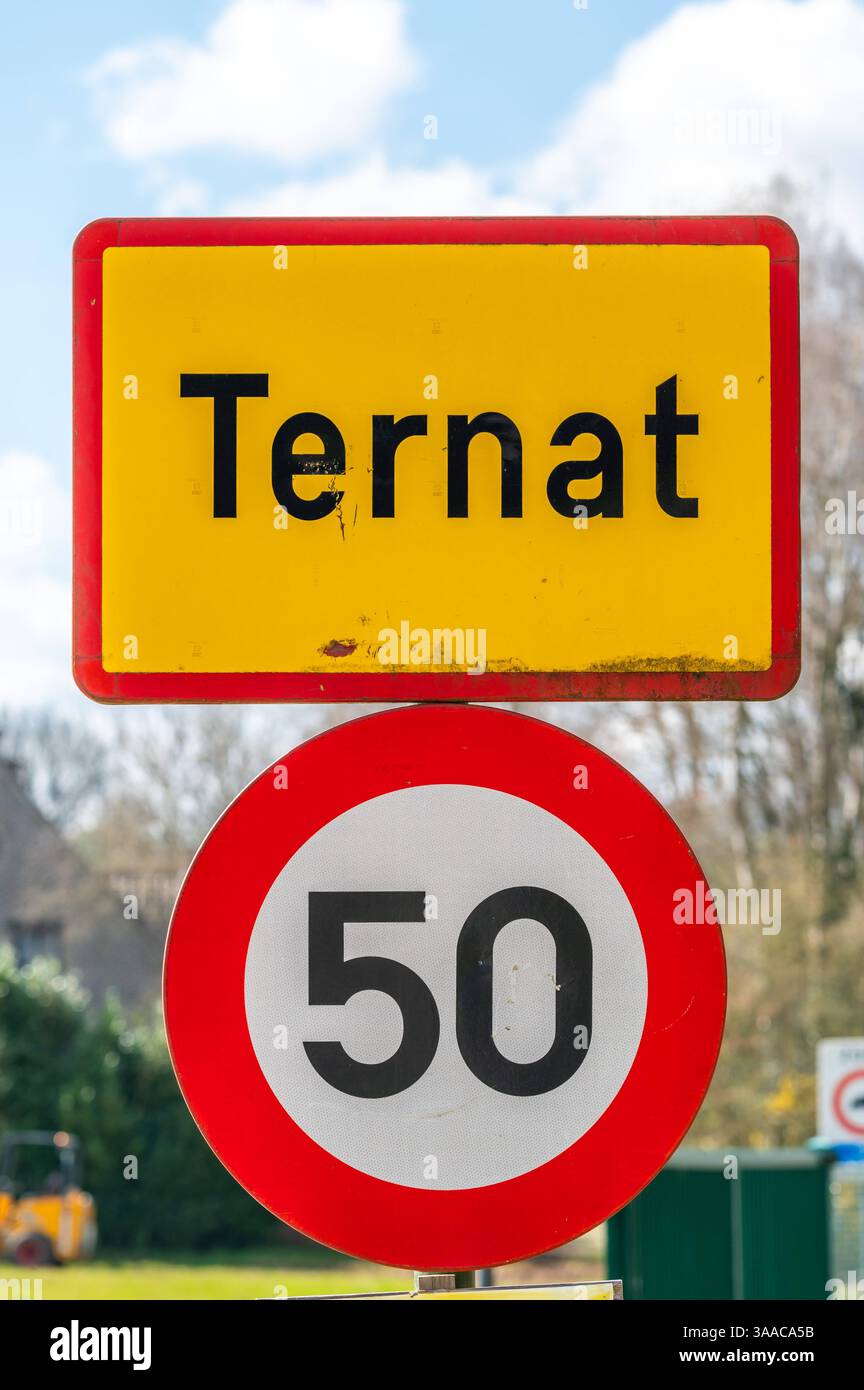 Verkehrsschild von Ternat, einer Urbanisierung mit einer Höchstgeschwindigkeit von 50, Ternat, Flämisch-Brabant-Region, Belgien Stockfoto