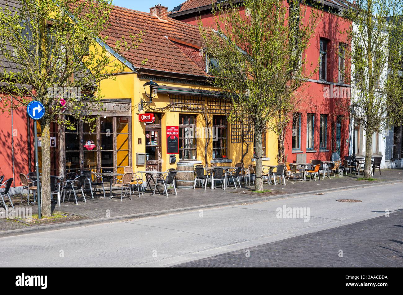 Farbenfrohe Restaurants und Bars am Dorfplatz von Ternat, Flämisch-Brabant, Belgien. März 2025 Stockfoto