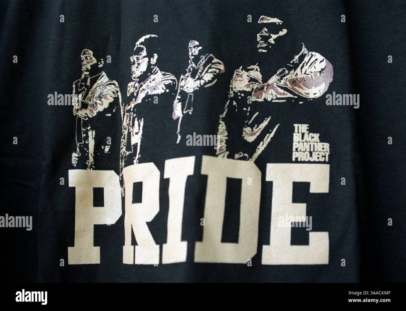 8. Juni 2001: David Hilyard aus Oakland, der Gründer der Huey P. Newton Foundation, plant, eine Linie von Kleidung zu vermarkten, die von Ikonen der Black Panthers verziert wird. Dienstag, 5. Juni 2001. (Sacramento Bee/Michael A. Jones) (Bild: © Michael A. Jones/Sacramento Bee Via ZUMA Wire) Stockfoto