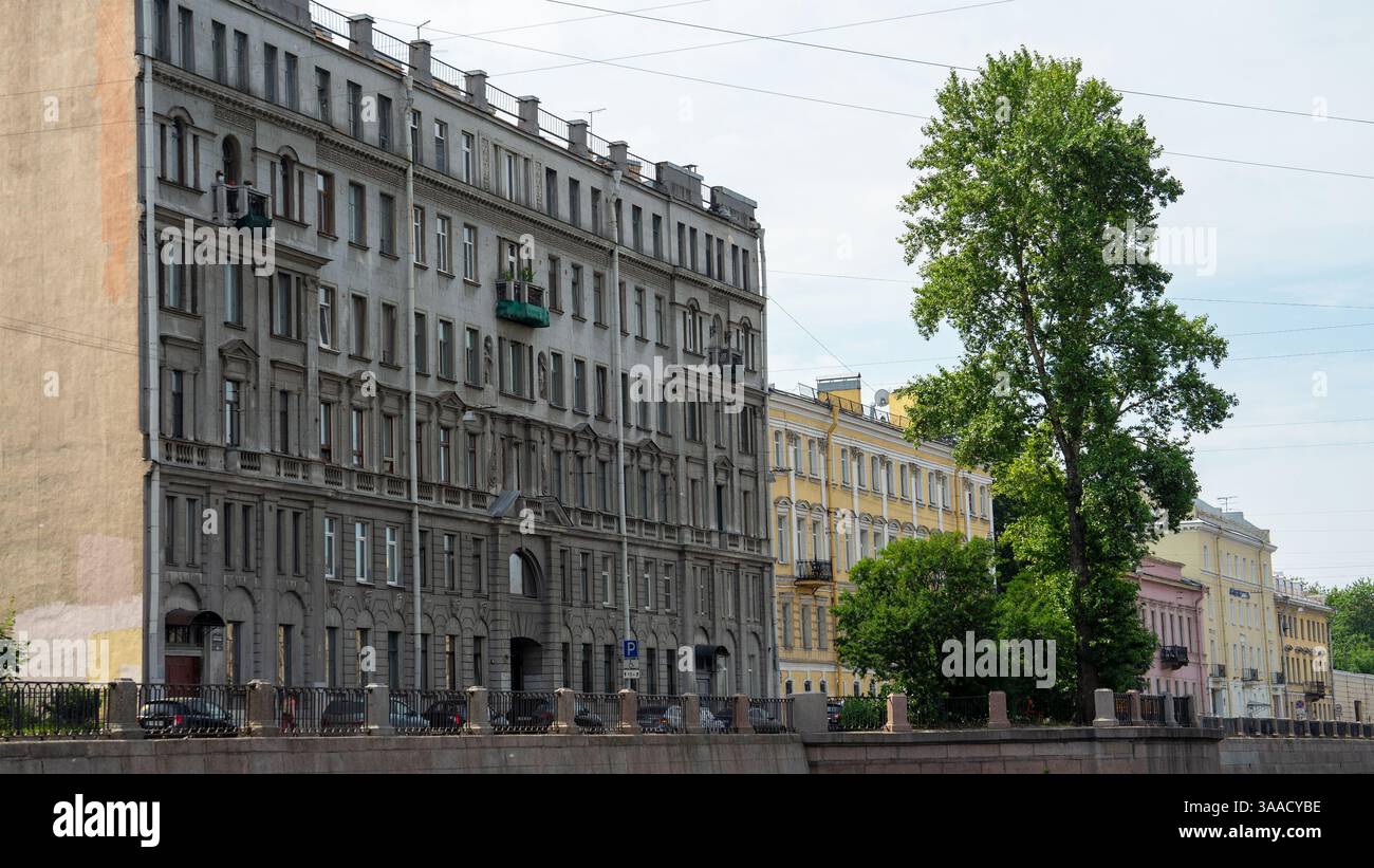 Häuser am Ufer des Fontanka-Flusses, St. Petersburg, Russland. Stockfoto