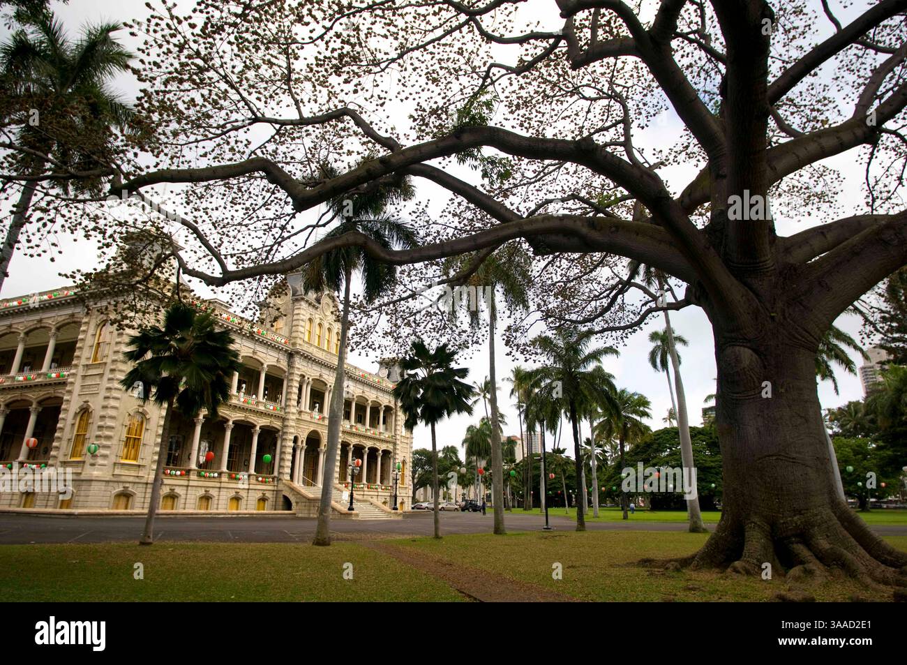 Januar 2015 - Hawaii, USA - der Iolani Palace in Honolulu, Oahu, Hawaii, USA. Iolani Palace, der einzige königliche Palast in den USA; Downtown Historic District, Honolulu, Oahu, Hawaii. Der Iolani-Palast war die königliche Residenz der Herrscher des Königreichs Hawaii, beginnend mit Kamehameha III. Unter der Kamehameha-Dynastie (1845) und endend mit Königin Liliiuokalani (1893) unter der Kalākaua-Dynastie, die von ihrem Bruder König David Kalākaua gegründet wurde. Es befindet sich im Hauptquartier der Innenstadt von Honolulu im US-Bundesstaat Hawaii. Es ist heute ein National Historic Landmark, das im National Regis aufgeführt ist Stockfoto