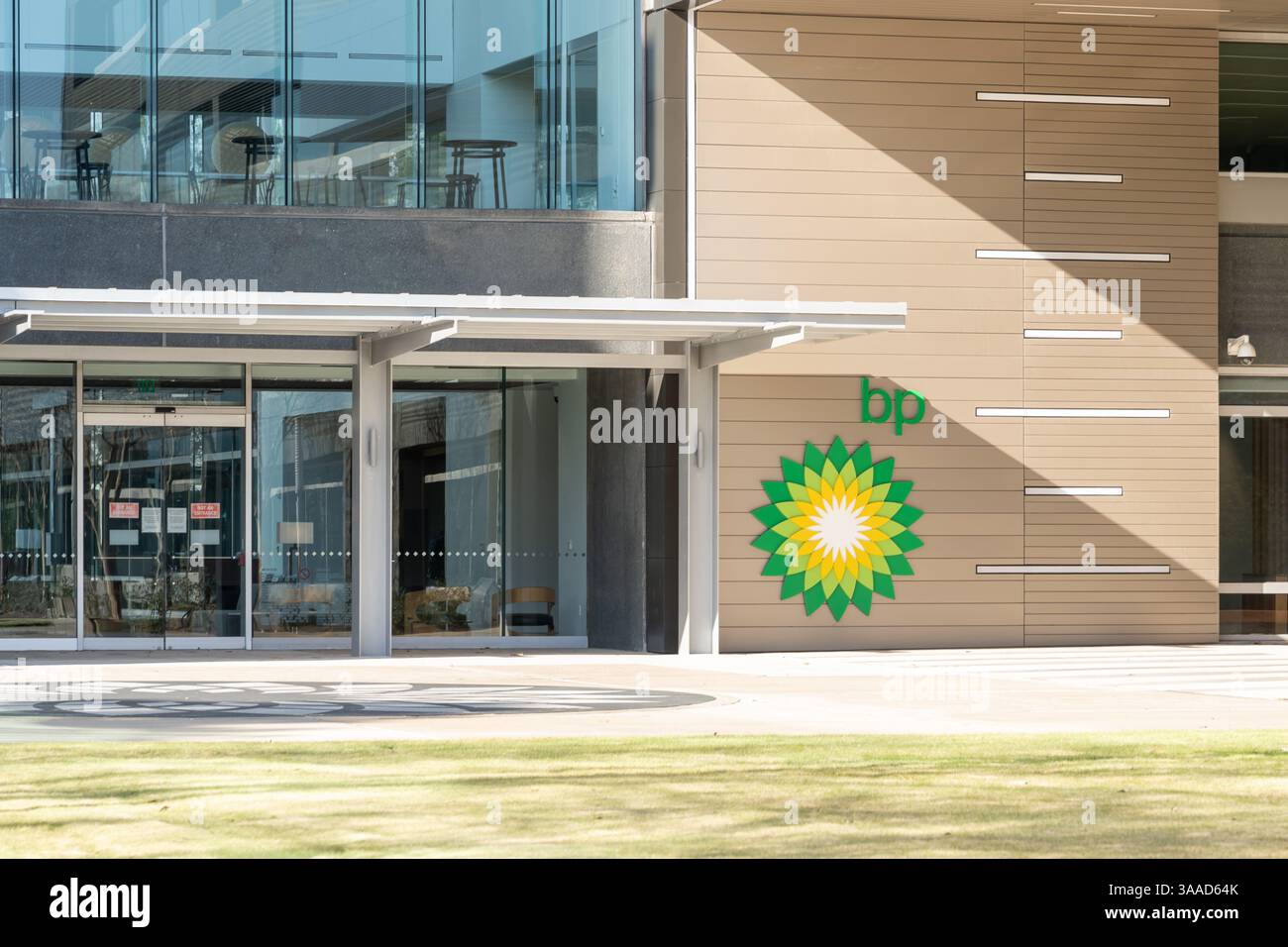 Houston, Texas, USA - 2. März 2022: Eingang zum Bürogebäude von BP North America Inc. In Houston. Stockfoto