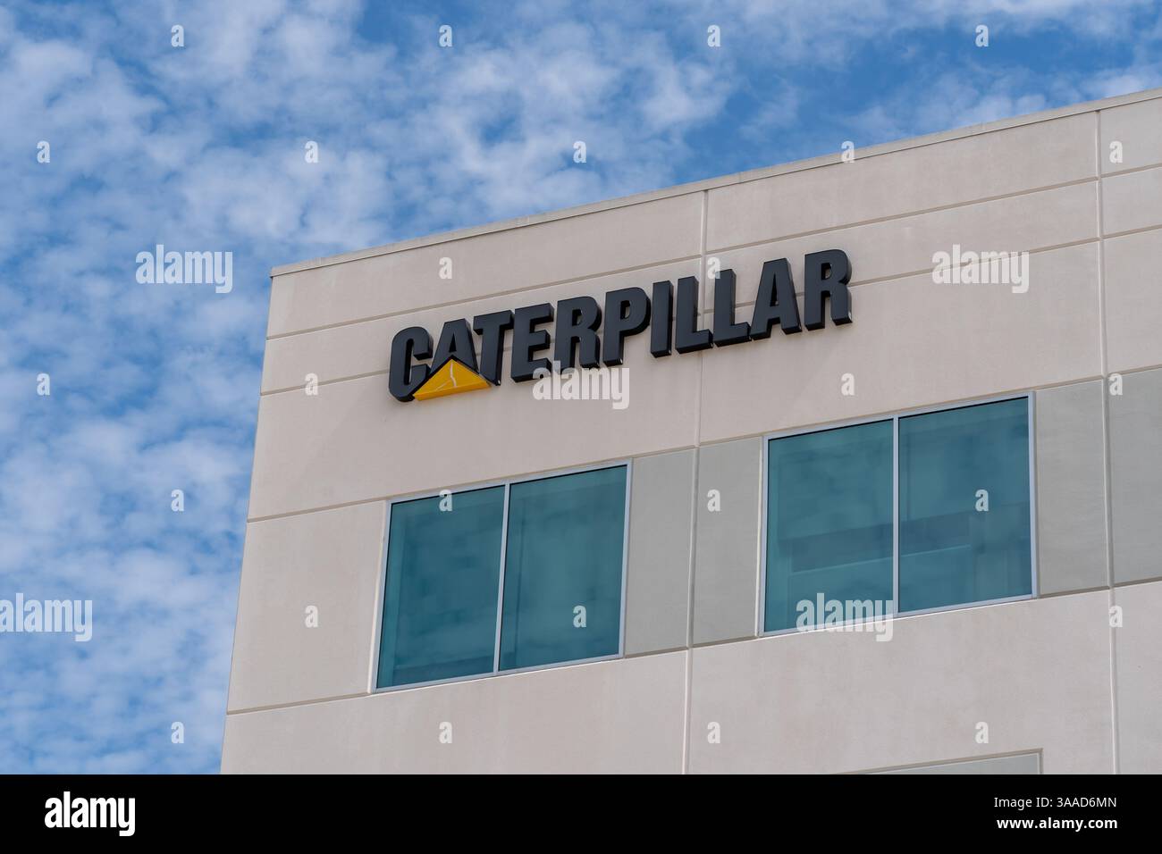 Houston, Texas, USA - 2. März 2022: Nahaufnahme des Schildes von Caterpillar in seinem Bürogebäude in Houston, Texas, USA. Stockfoto