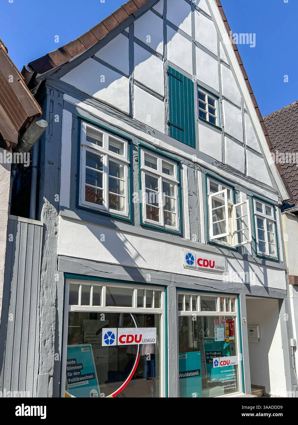 CDU Parteibüro CDU Parteibüro in einem historischen Fachwerkhaus in Lemgo / CDU-Büro in einem historischen Fachwerkhaus in Lemgo, 22.3.2025 *** CDU-Parteibüro in einem historischen Fachwerkhaus in Lemgo CDU-Büro in einem historischen Fachwerkhaus in Lemgo CDU-Büro in einem historischen Fachwerkhaus in Lemgo, 22 3 2025 Stockfoto