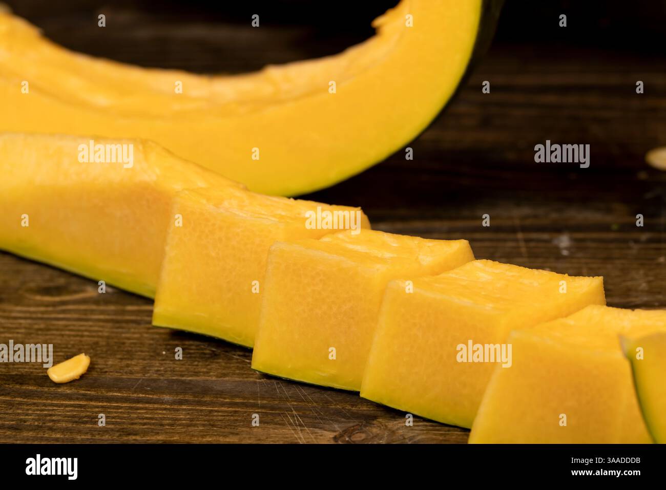 Kürbis mit Kochkernen, Orangenkürbis zum Kochen vorbereiten, Kürbiskerne in Nahaufnahme, gewürfelter Kürbis Stockfoto
