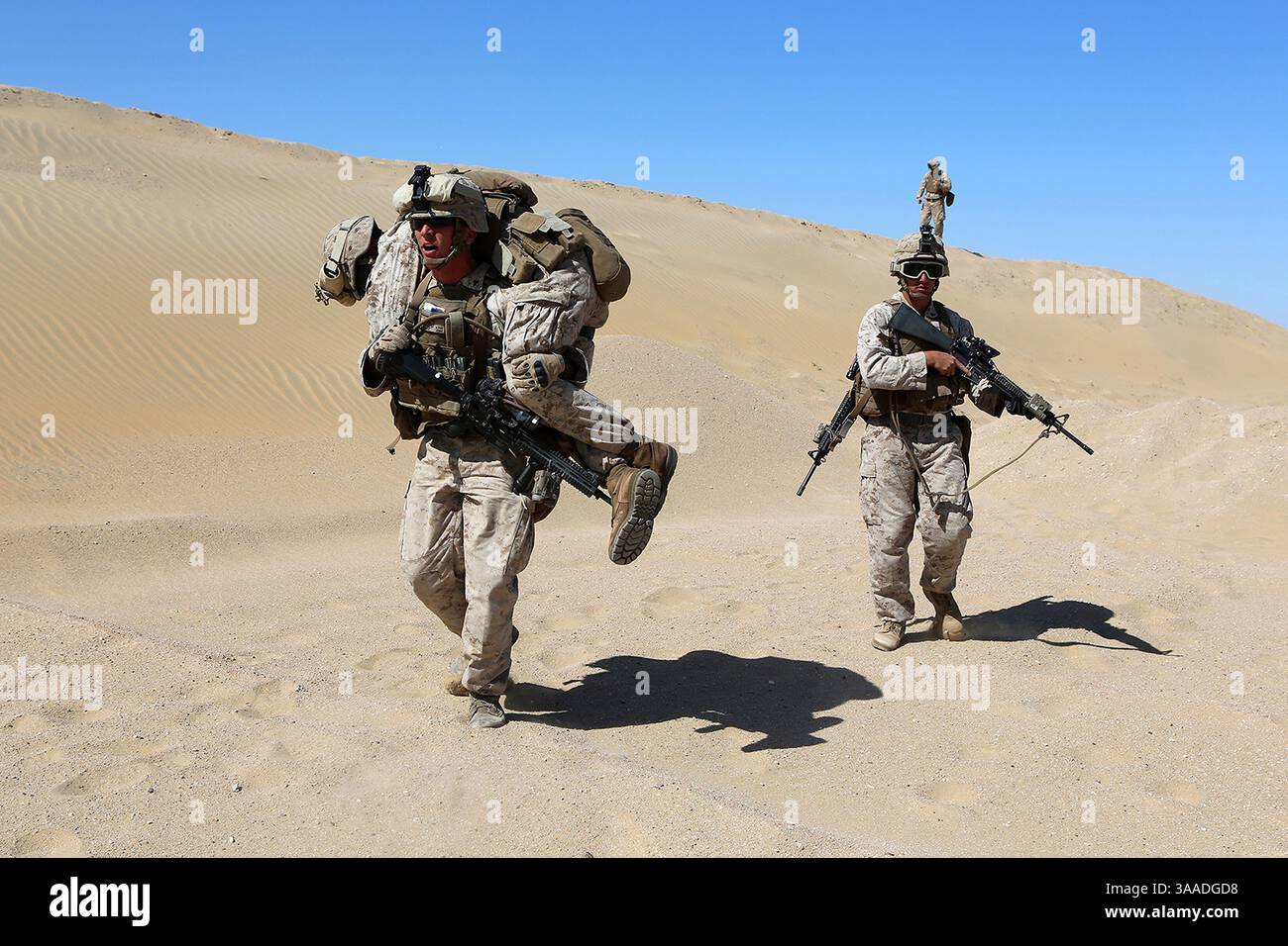 Oktober 2014 - JORDANIEN - U.. Die 11. Marine-Expeditionseinheit simulierte die Evakuierung von Toten während eines Feuertrainings am 21. Oktober 2014 in Jordanien. Die 11. MEU wird mit der Makin Island Amphibious Ready Group als Theaterreserve und Krisenreaktionstruppe im gesamten US-Zentralkommando und im Zuständigkeitsbereich der 5. US-Flotte eingesetzt. (Bild: © Sgt. Melissa Wenger/Planet Pix via ZUMA Wire) Stockfoto